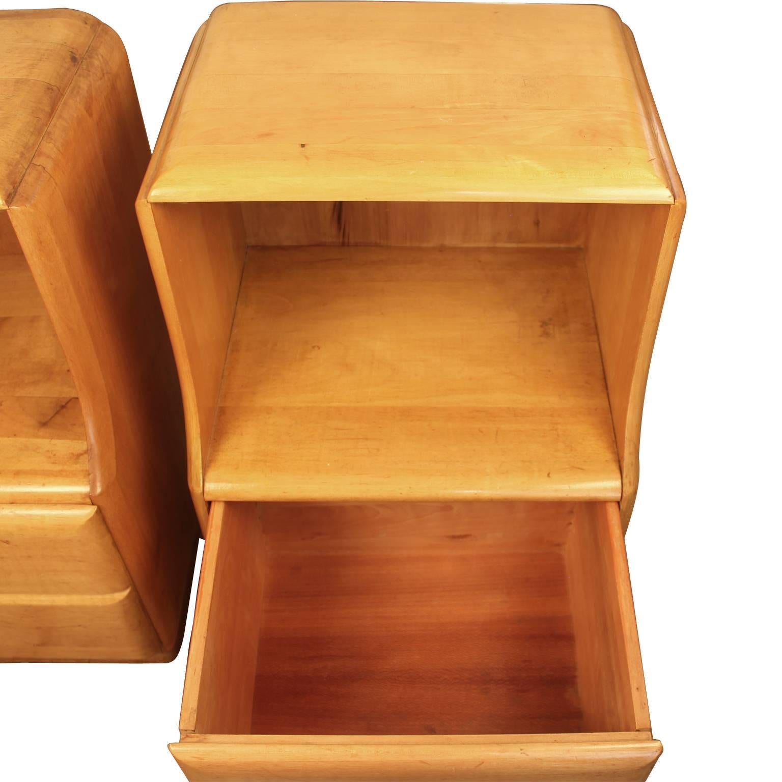 Mid-Century Maple Nightstands in the Style of Heywood Wakefield In Excellent Condition For Sale In New York, NY