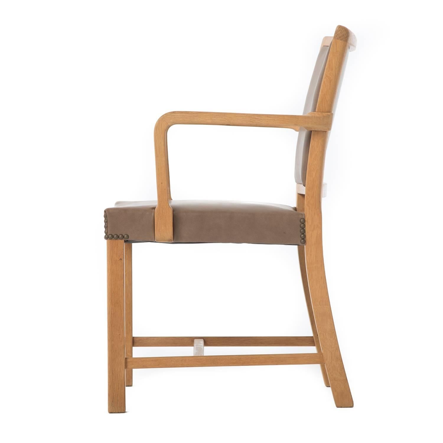 Ein älterer und traditioneller Beistellstuhl aus Weißeiche und Leder. Neu restauriert und in ausgezeichnetem Zustand. Entwurf von Mogens Koch. 

Die professionelle und fachgerechte Restaurierung von Möbeln ist ein fester Bestandteil unserer