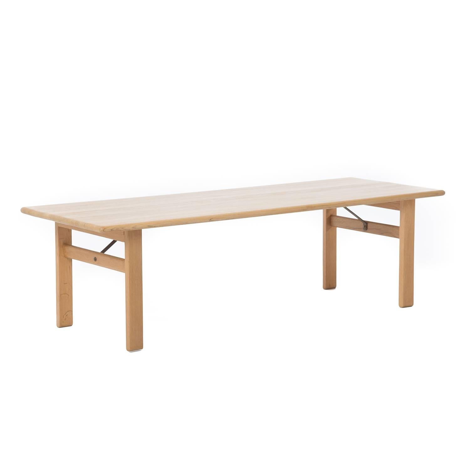 Table basse moderne danoise de grande taille conçue par Borge Mogensen. Construction en chêne avec détails de l'armature. 


La restauration professionnelle et compétente de meubles fait partie intégrante de notre travail quotidien. Notre objectif