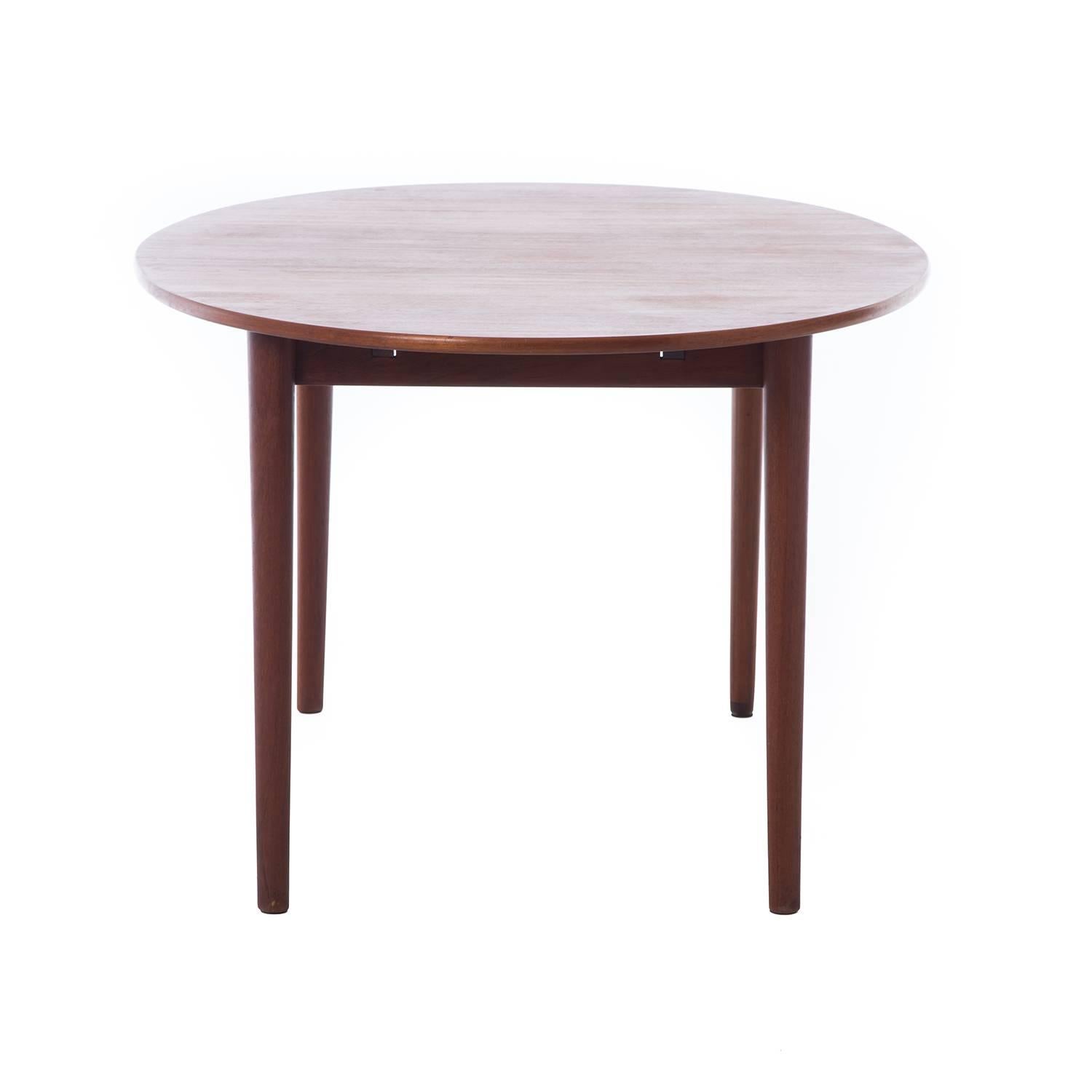 This graceful table is a subtle ellipse shape that could pass for oval if one looked at it too quickly. It seats 6 in it's smallest expression with the addition of the leaves it expands to seat 8-10 people. Perfect for a petite and elegant dining