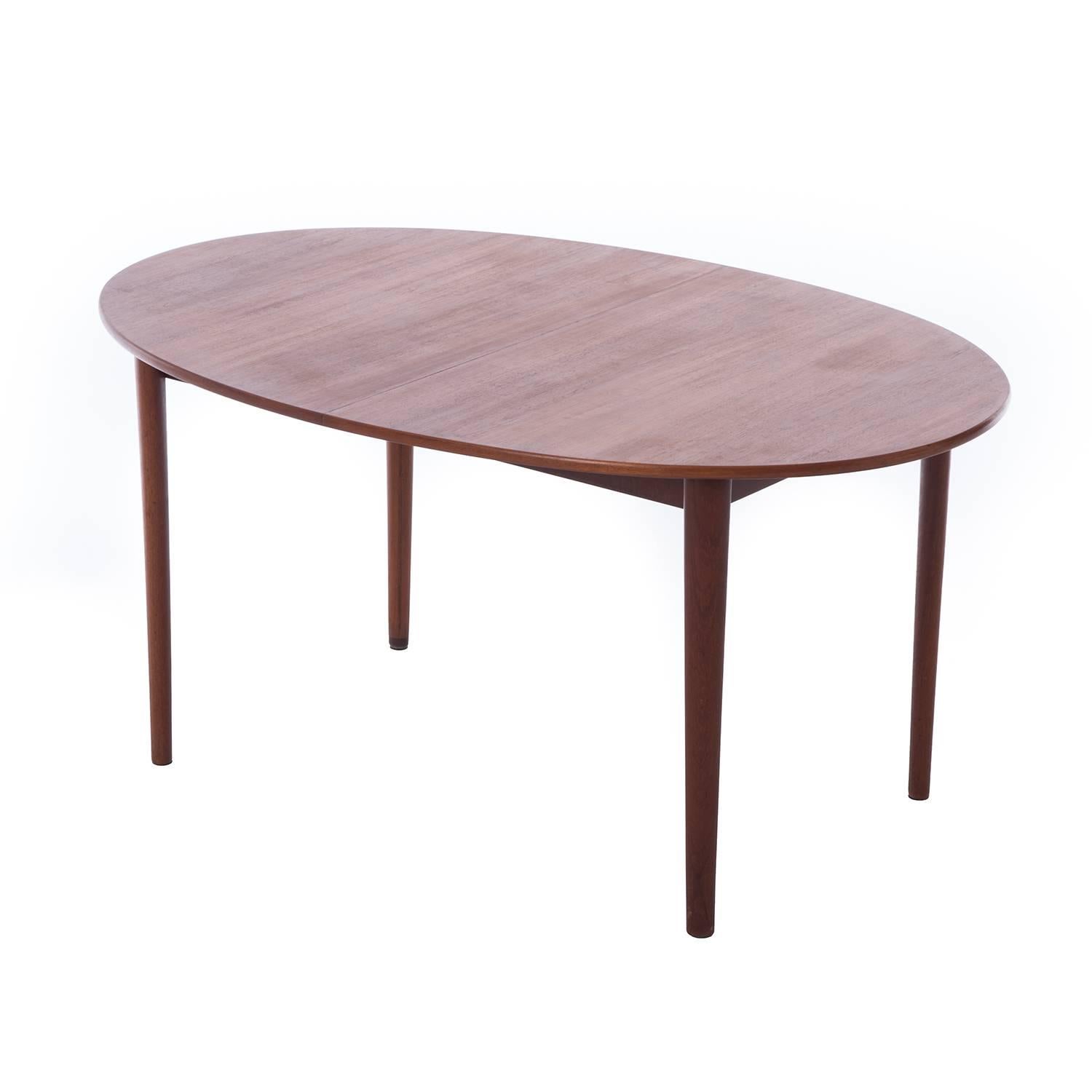 Danish Modern Oval Ellipse Dining Table with Two Leaves In Excellent Condition In Minneapolis, MN