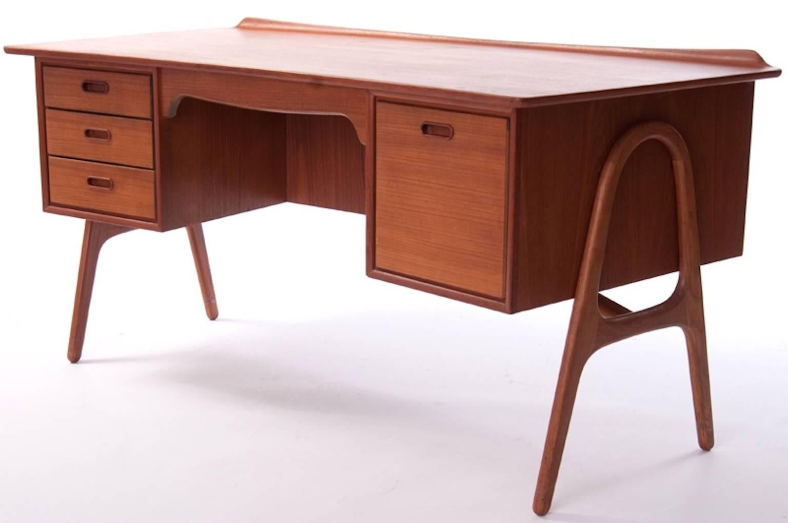Vintage Danish Modern Desk by Svend Madsen. In teak. Beautiful vintage condition pieces.

