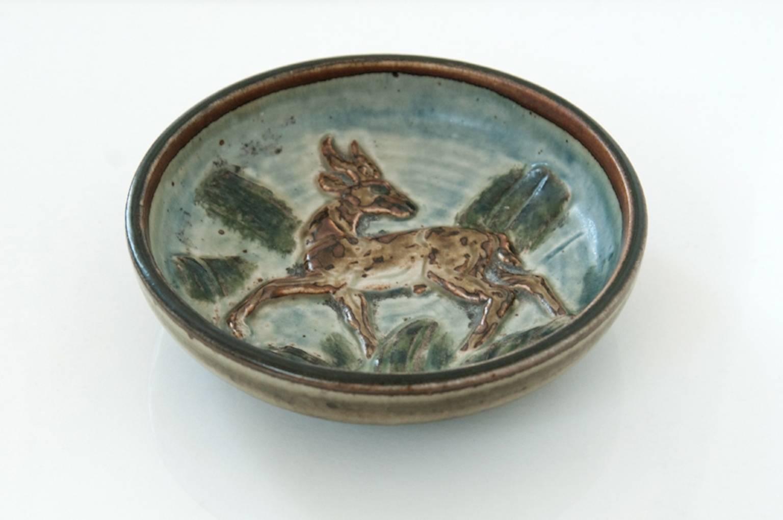 Vieux bol en céramique de style danois moderne avec motif de cerf.

