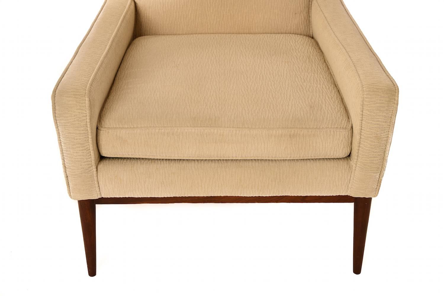 Fabelhafter Vintage-Sessel, entworfen von Paul McCobb. Beine und Details aus Nussbaum. Neupolsterung empfohlen. Bitte erkundigen Sie sich nach den Polstermöglichkeiten.

  