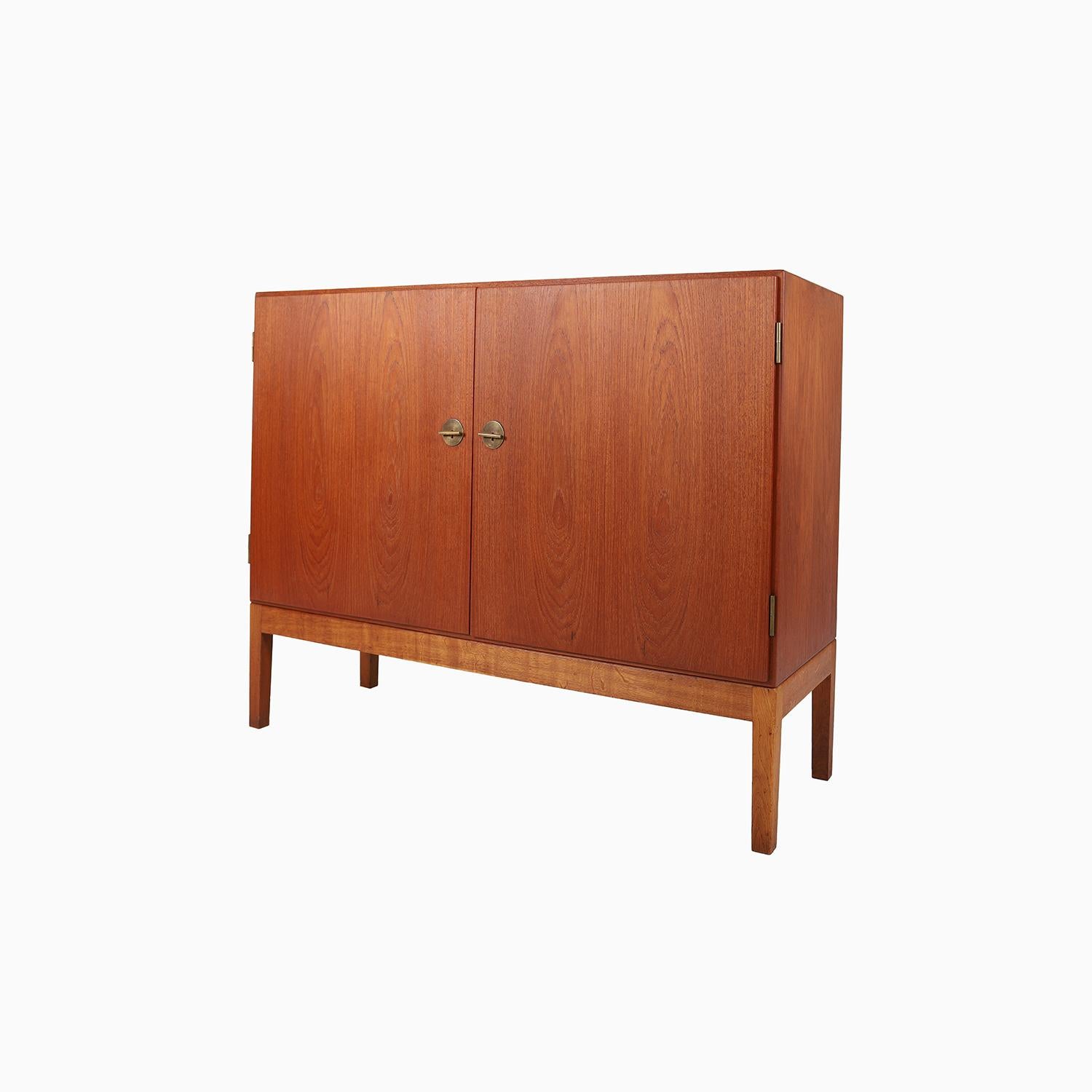 Scandinavian Modern Teak Console Cabinet by Borge Mogensen In Excellent Condition For Sale In Minneapolis, MN