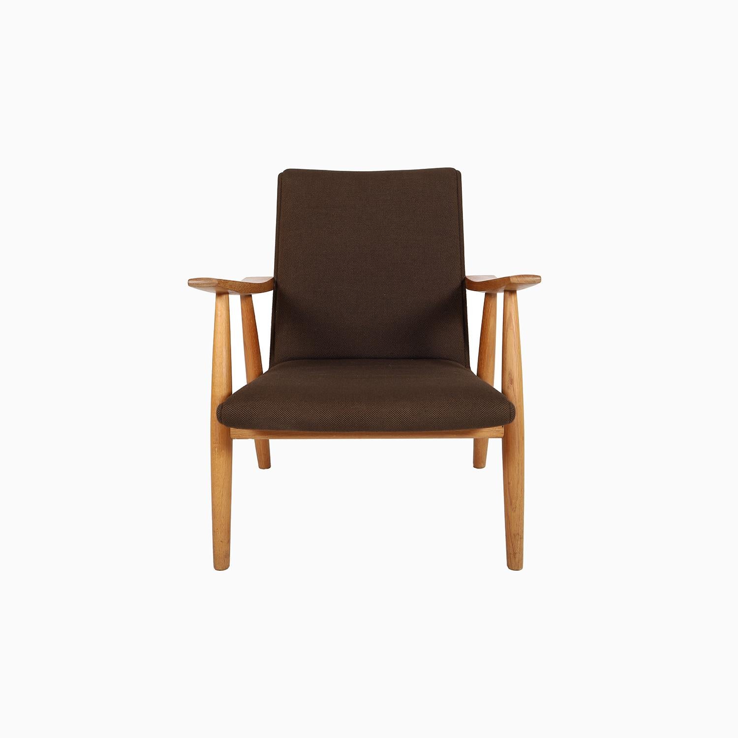Questa originale sedia da salotto The Modern Scandinavian è realizzata in quercia oliata con ferramenta in ottone.  Tappezzeria in lana di colore marrone neutro.  Disegnata da Hans J. Wegner per Getama. 

Il restauro professionale e competente dei