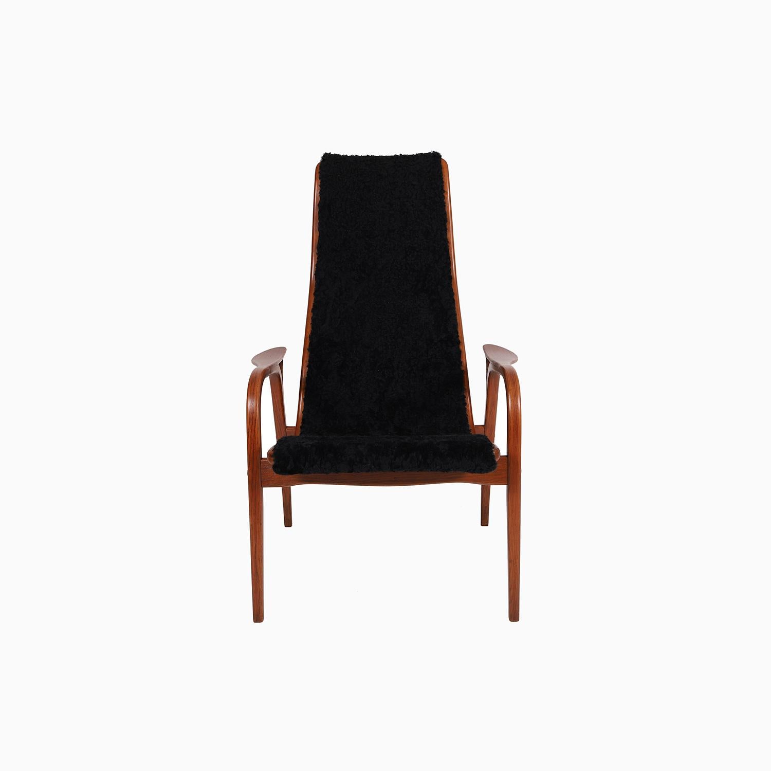 Eine klassische Lounge mit hoher Rückenlehne aus Bugholz, die leicht und tragbar, schön und bequem ist.  Diese Version ist aus Teakholz und Eiche und mit neuem Shearling ausgestattet. 

Die professionelle und fachgerechte Restaurierung von Möbeln