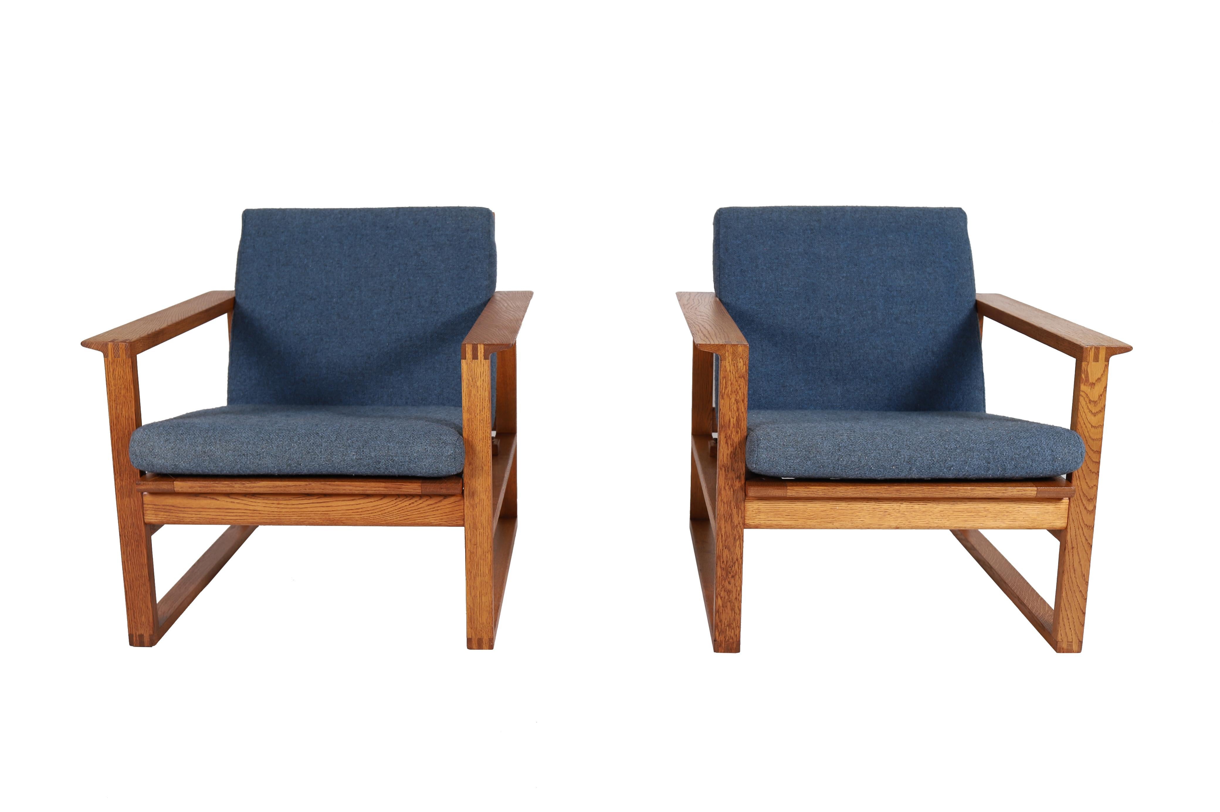Danish Scandinavian Modern Sled Based Lounge Chairs Fredericia model 2256 For Sale