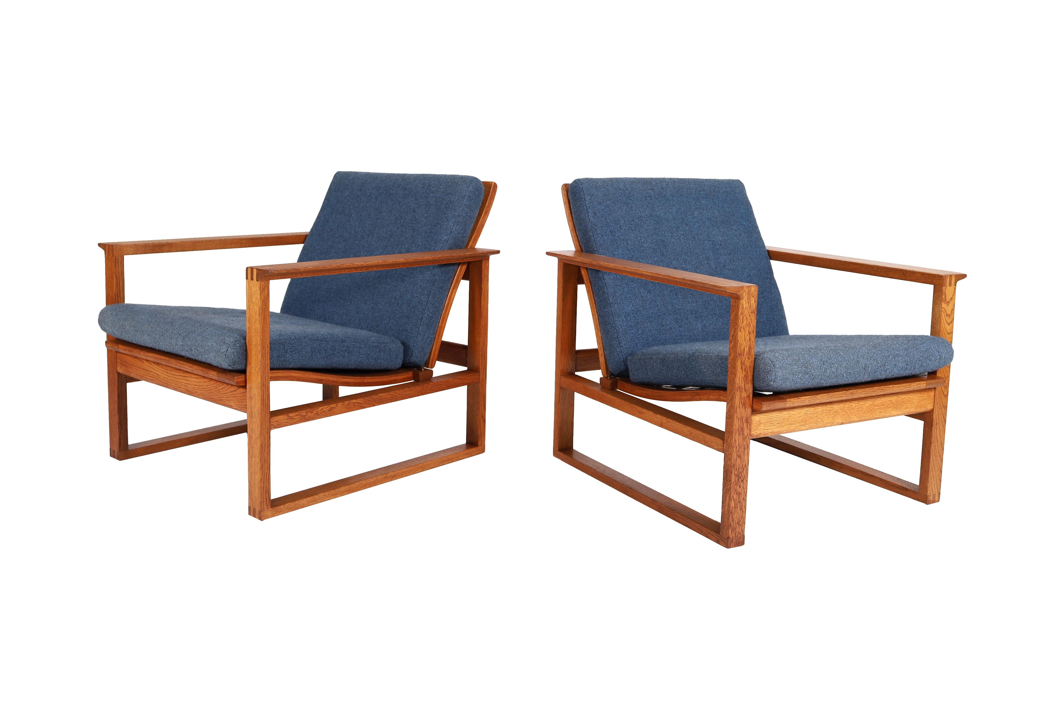 Oak Scandinavian Modern Sled Based Lounge Chairs Fredericia model 2256 For Sale
