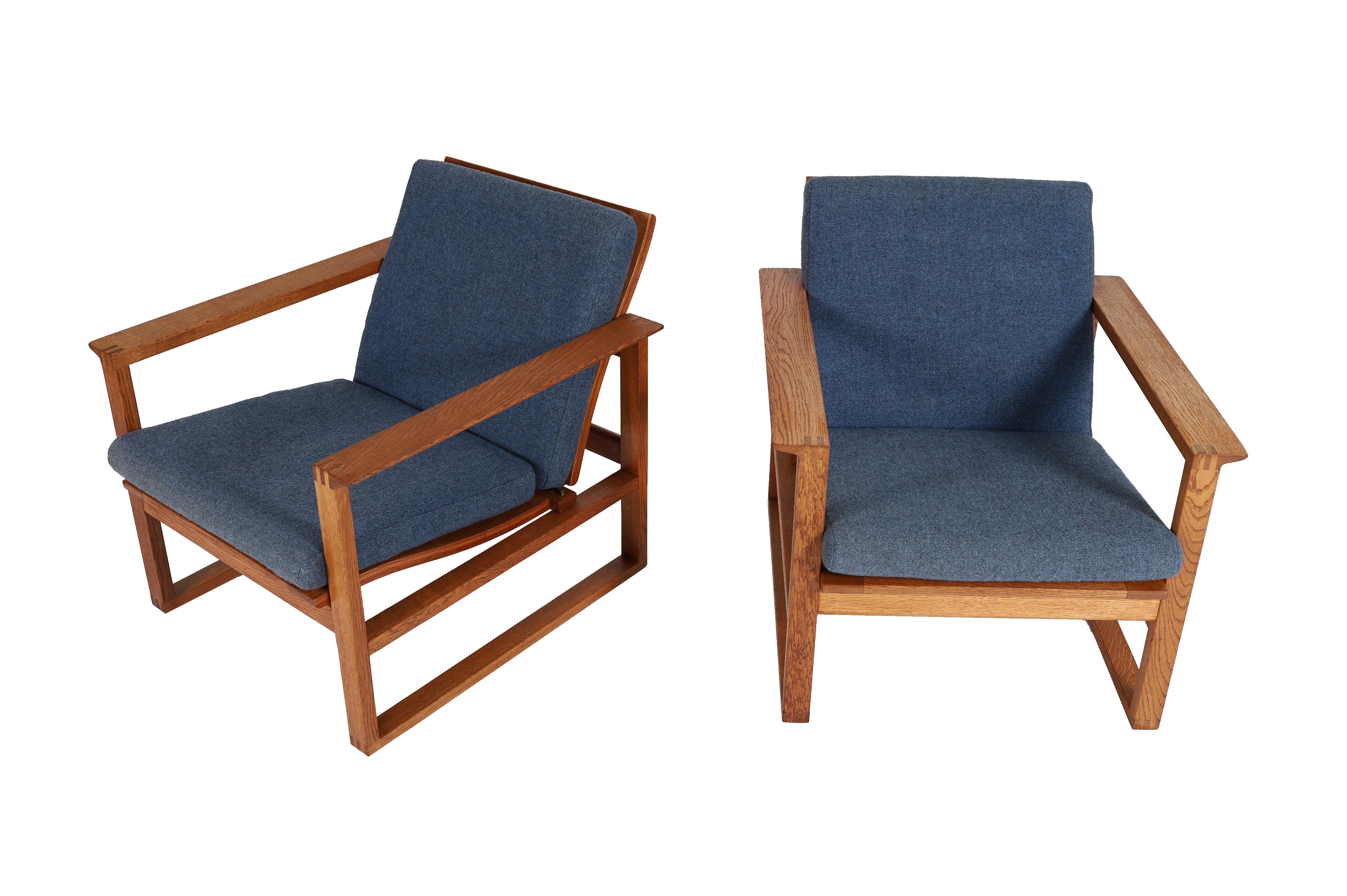 Scandinavian Modern Sled Based Lounge Chairs Fredericia model 2256 In Good Condition For Sale In Minneapolis, MN