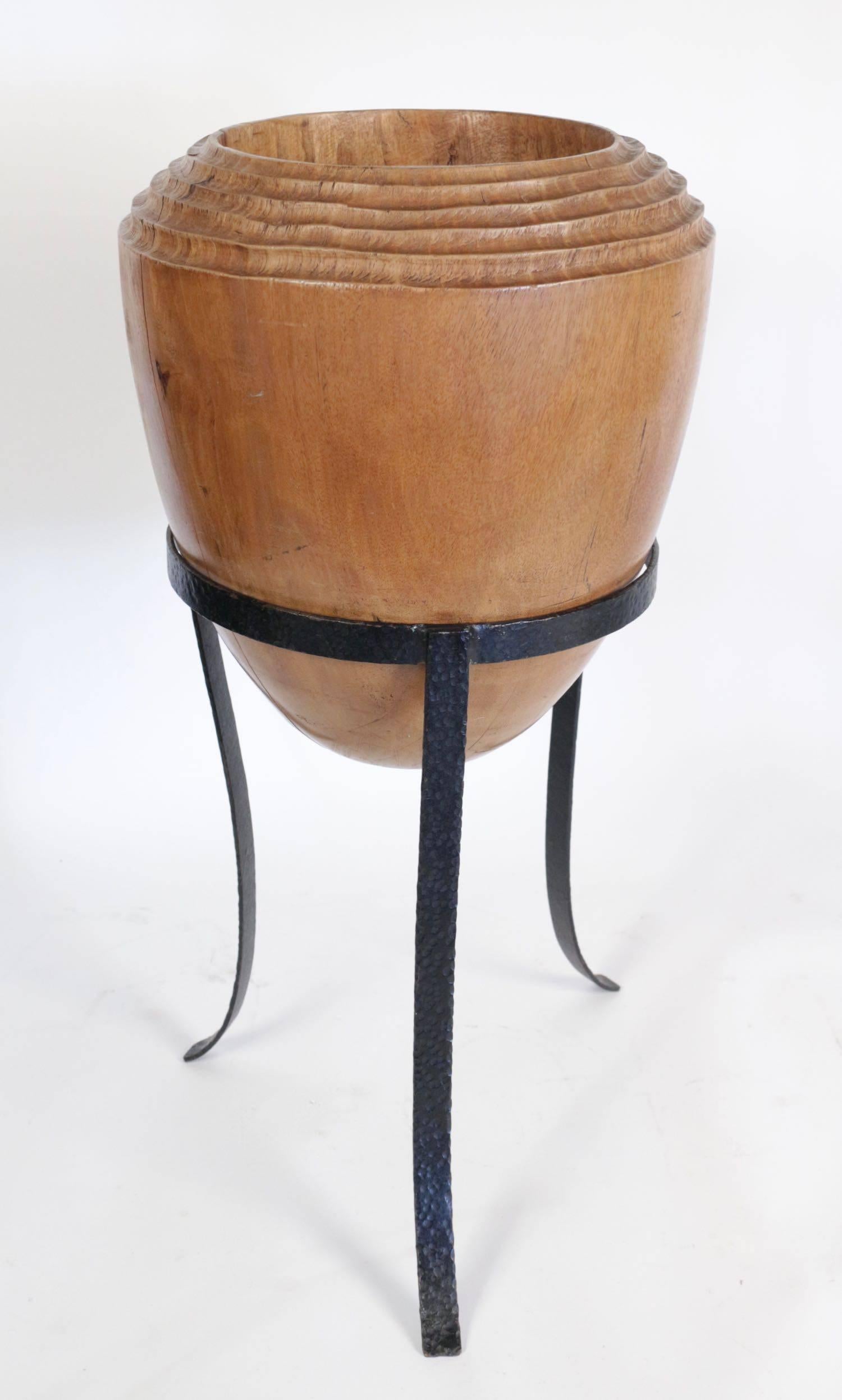 Large Mid-Century Modern decorative pot in solid wood in the form of an olive with metal base. Measures: 72cm tall x 35cm wide.
   