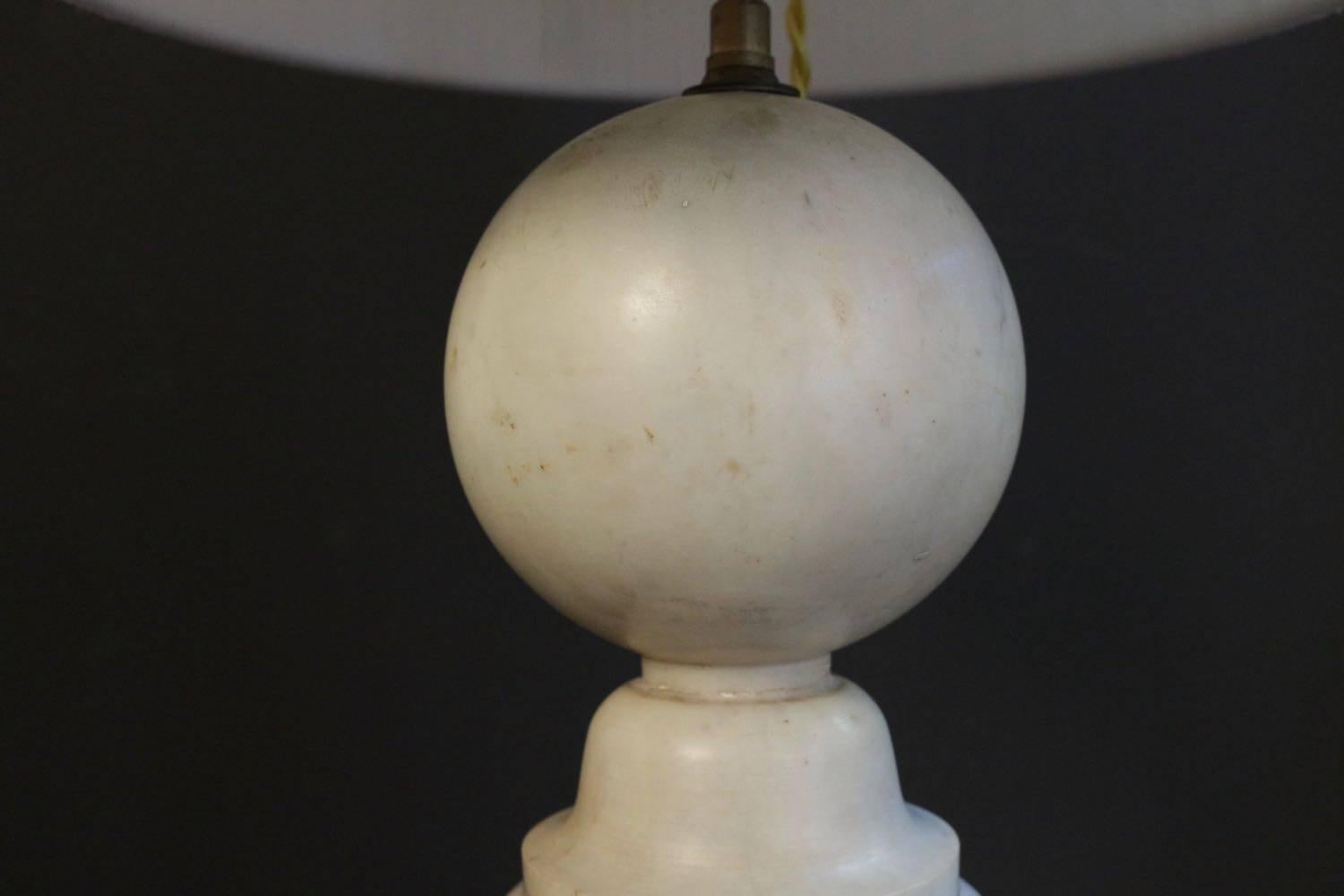 Mid-Century Modern table lamp, circa 1970 in marble. Height from foot to top of lamp 100 cm x 20 cm Wide. Dimension from foot to lamp shape top 162 cm.
  