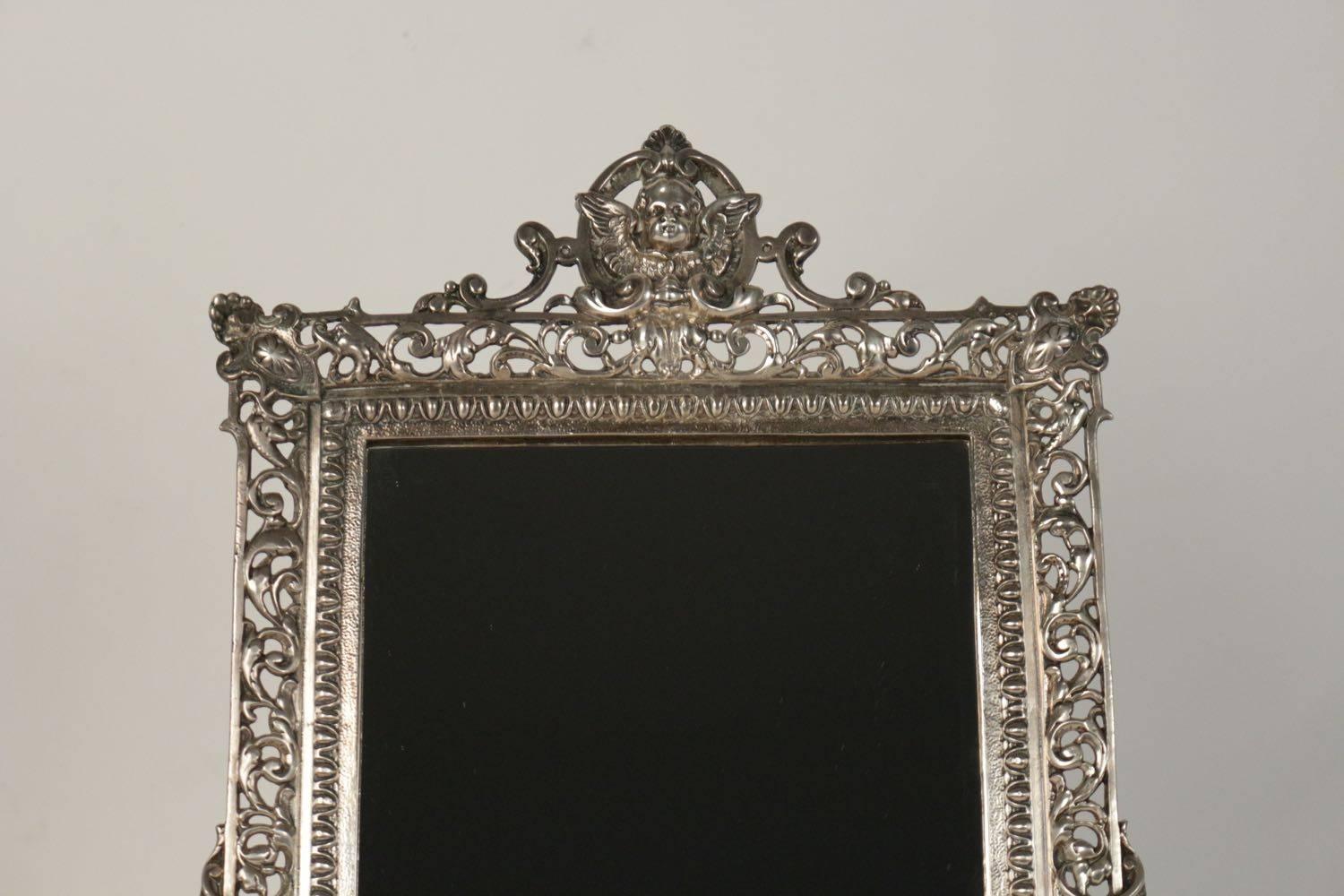 Standing vanity mirror in silvered bronze from the 19th century. Measures: 45cm x 26cm x 3cm.
 