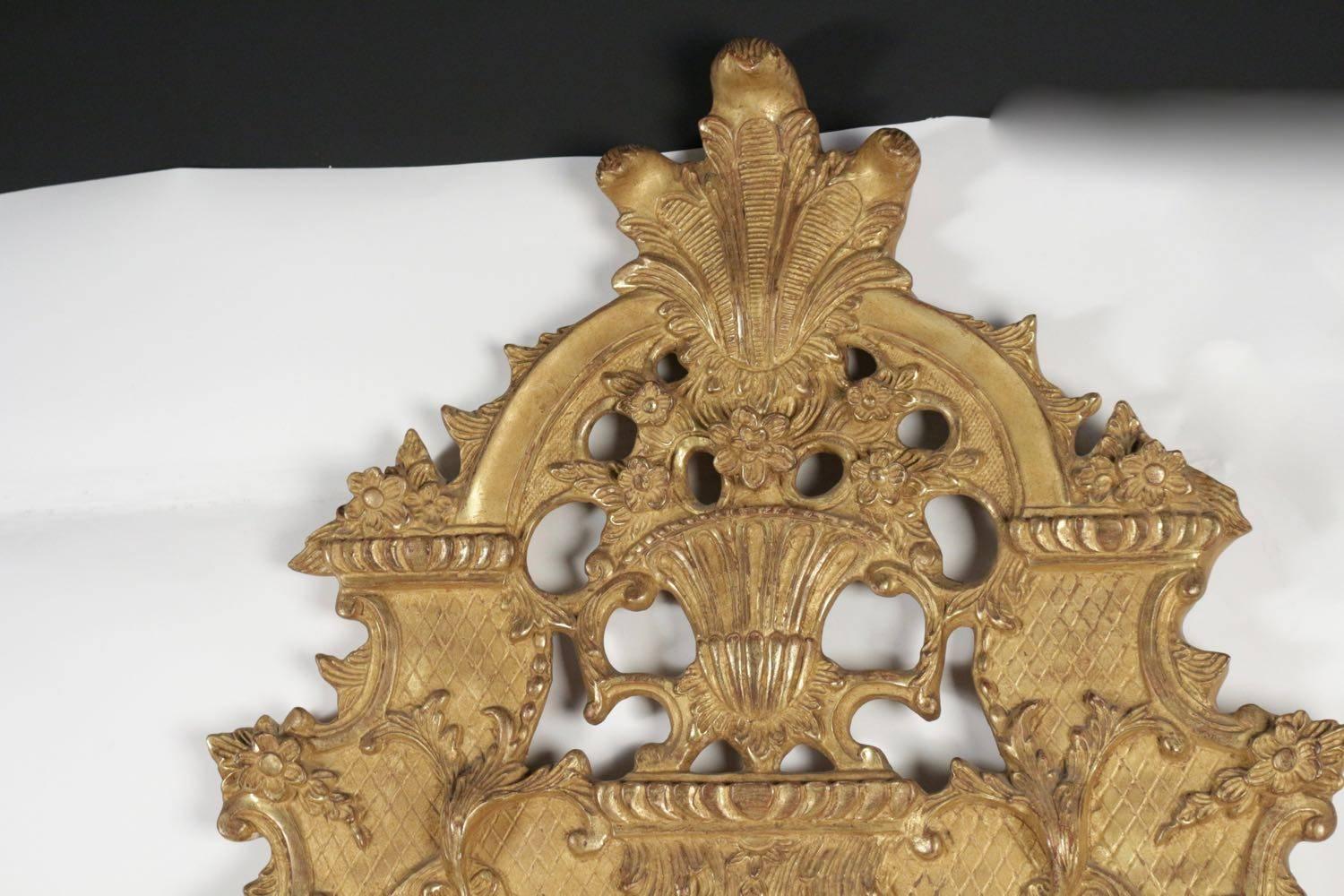A mirror in the style of Louis XV in gold giltwood and gesso, 20th century. Measures: H 137cm, I 66cm, P 7cm.
 