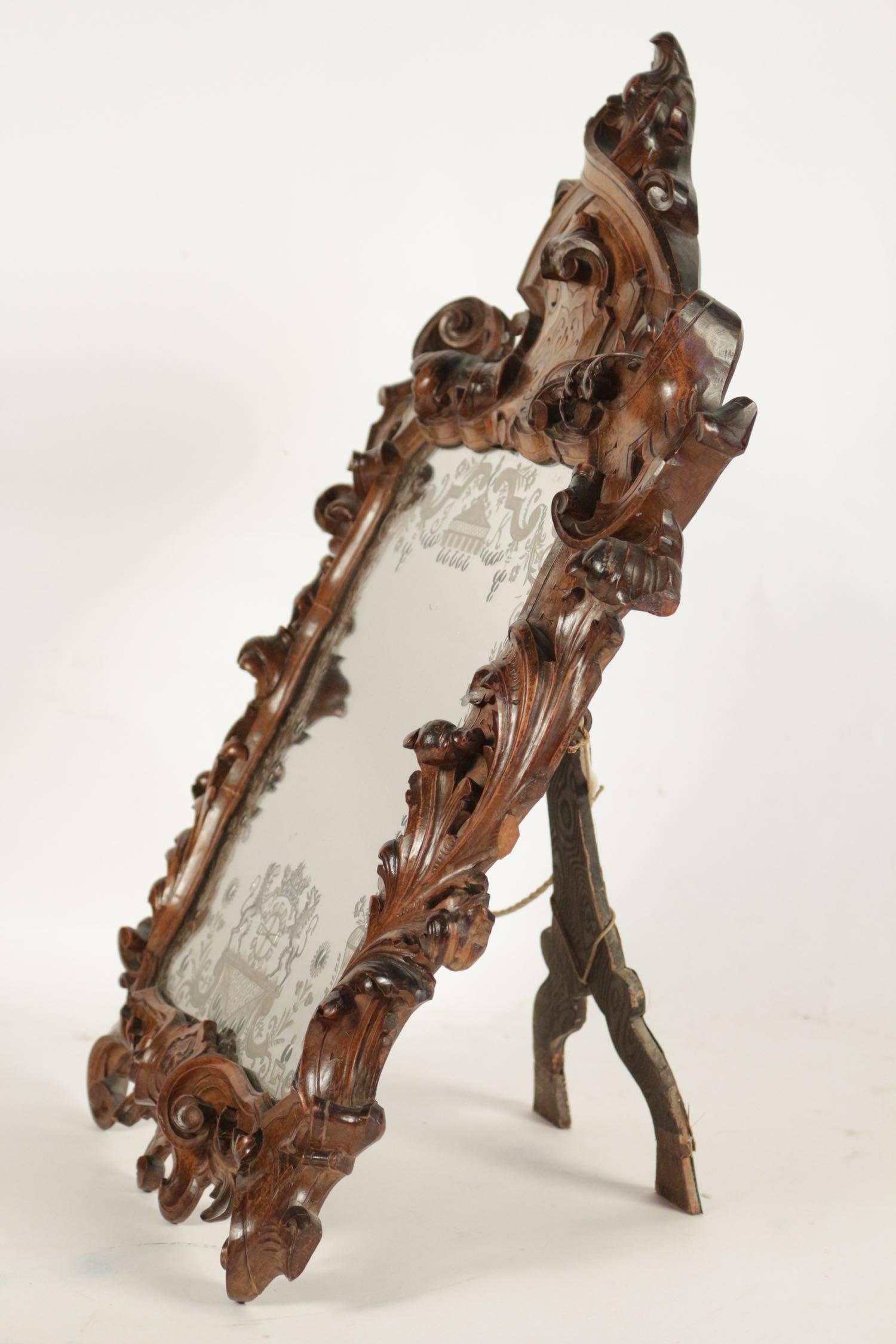Mirror with geometrics motifs surrounded by a frame beautifully detailed and hand-carved in the Renaissance style, end of the 19th century.
 
