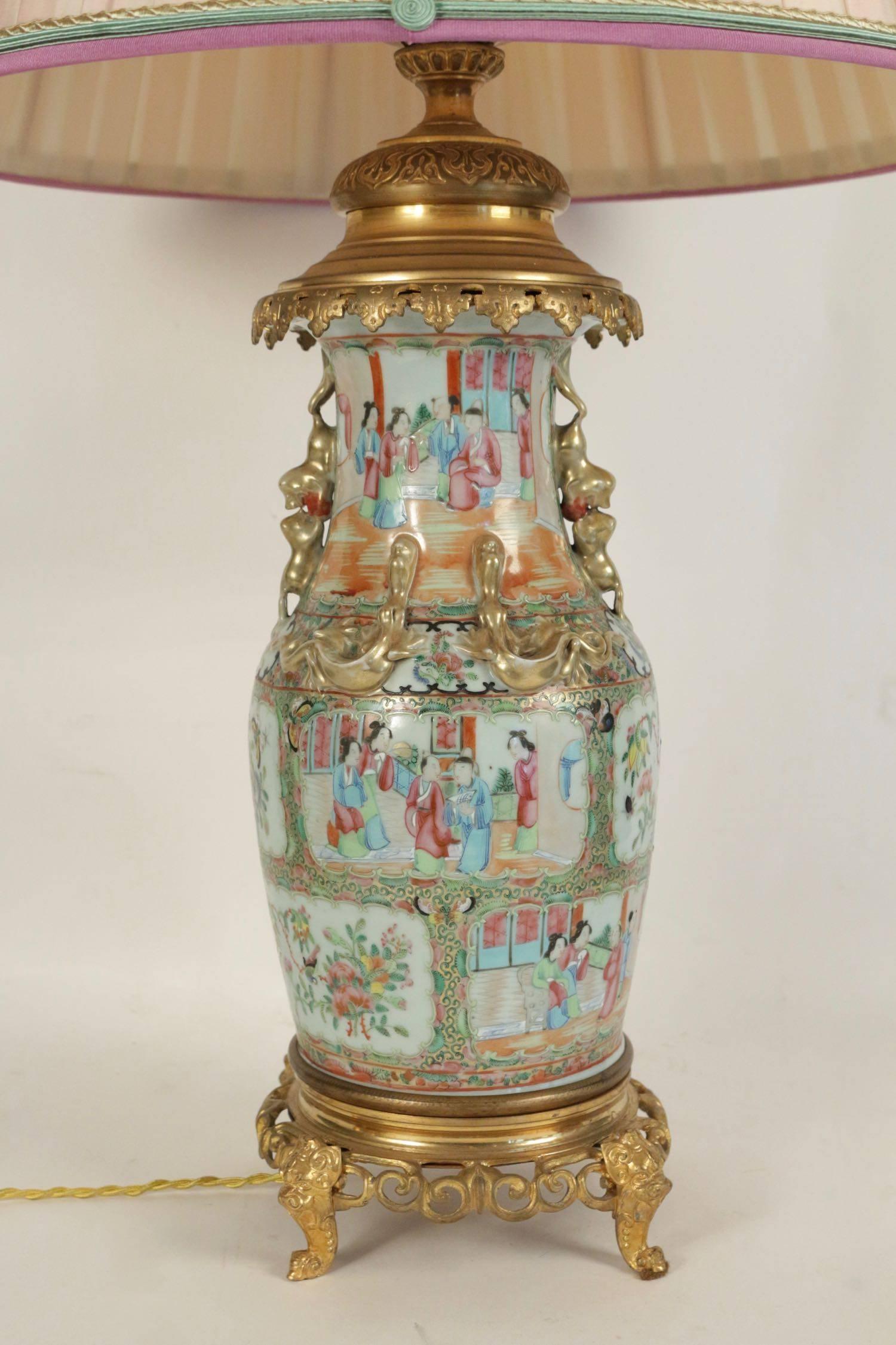 Chinese porcelain lampe from the 19th century mounted on gold gilt bronze base decorated with the scene of the period.
 