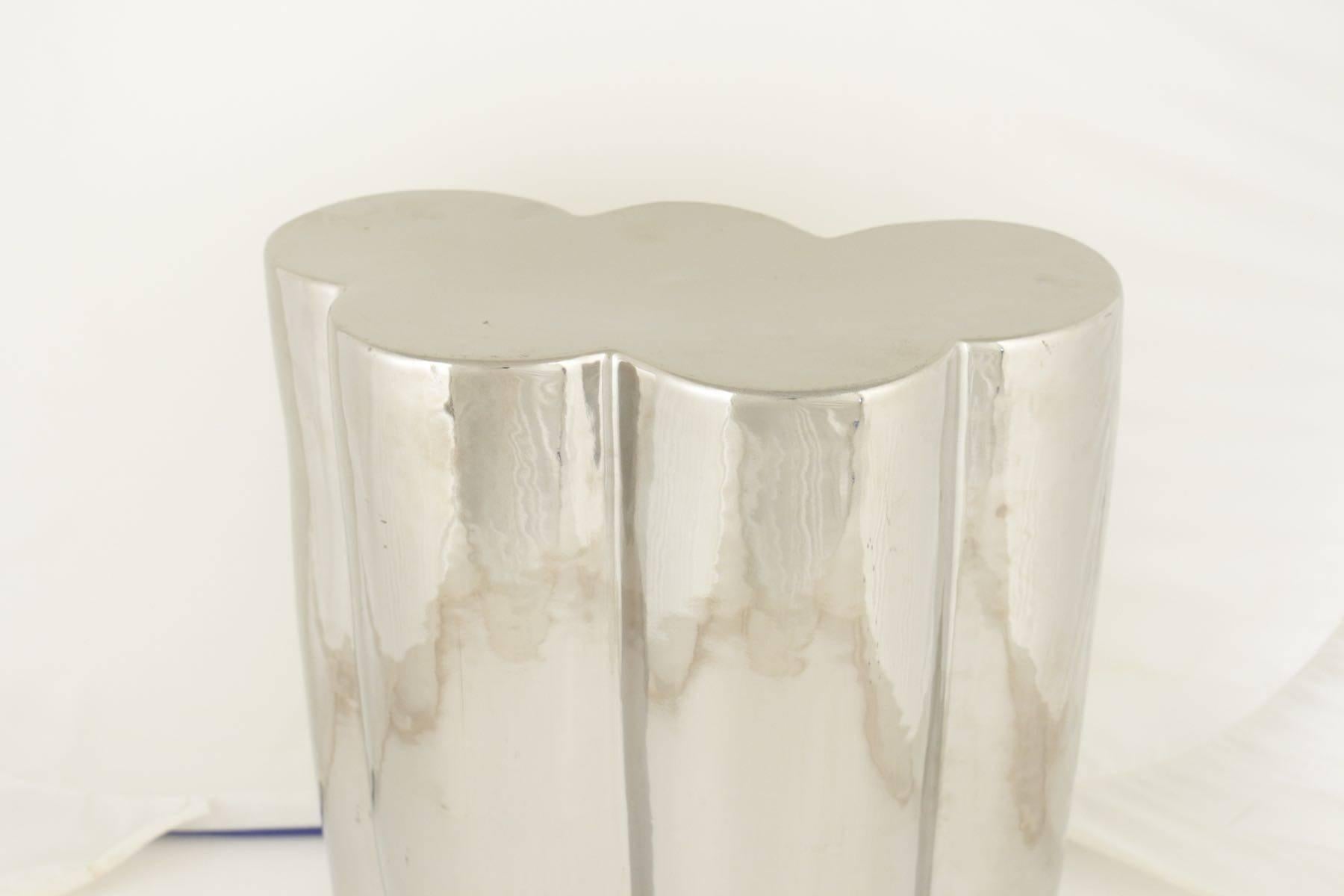 A chromed ceramic 'cloud' stool, 21st century, H: 42cm, L: 35cm, P: 20cm.
    