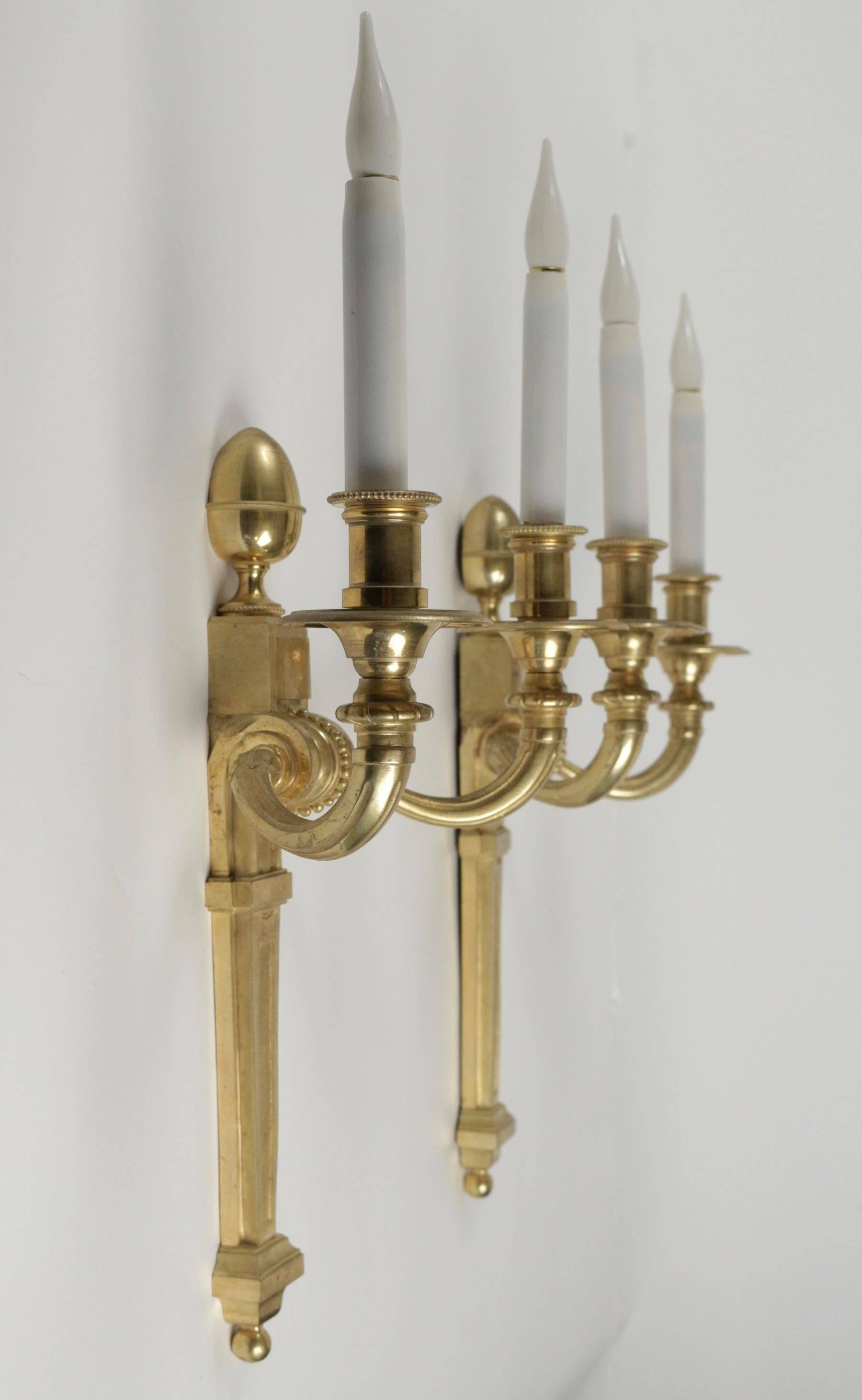 Pair of bronze doré sconces in the style of Louis XV from the 19th century, signed by the maker G.Van. Candlestick in opaline porcelaine. H: 43cm, L: 30cm, P: 17cm.
    