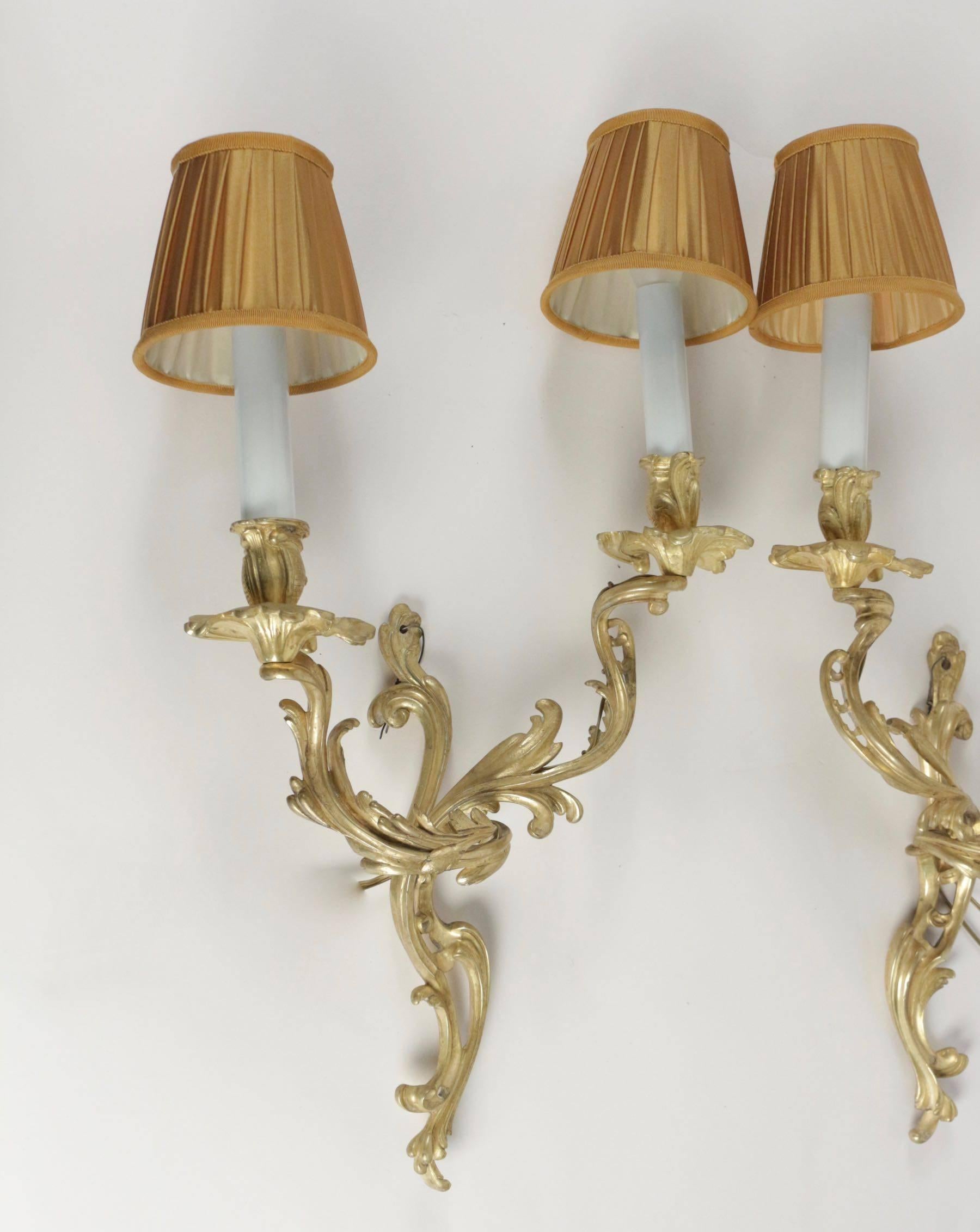 The pair of bronze doré sconces in the style of Louis XV from the 19th century. Candlestick in opaline porcelain.