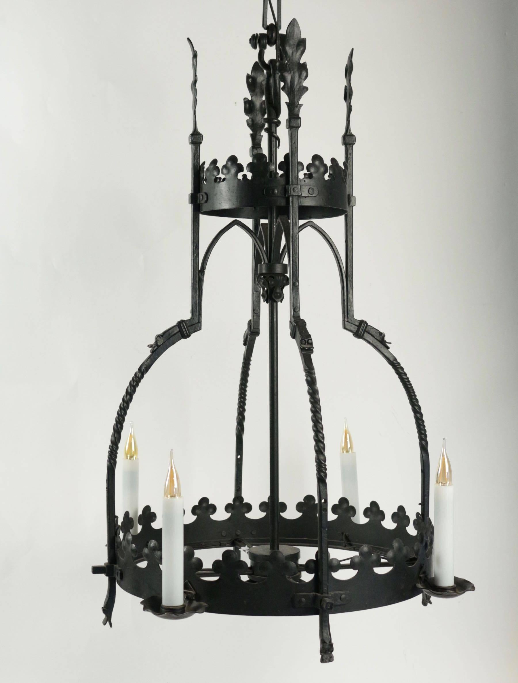Hanging lamp in the Gothic style in wrought iron. Beginning of the 20th Century with four lights.
  