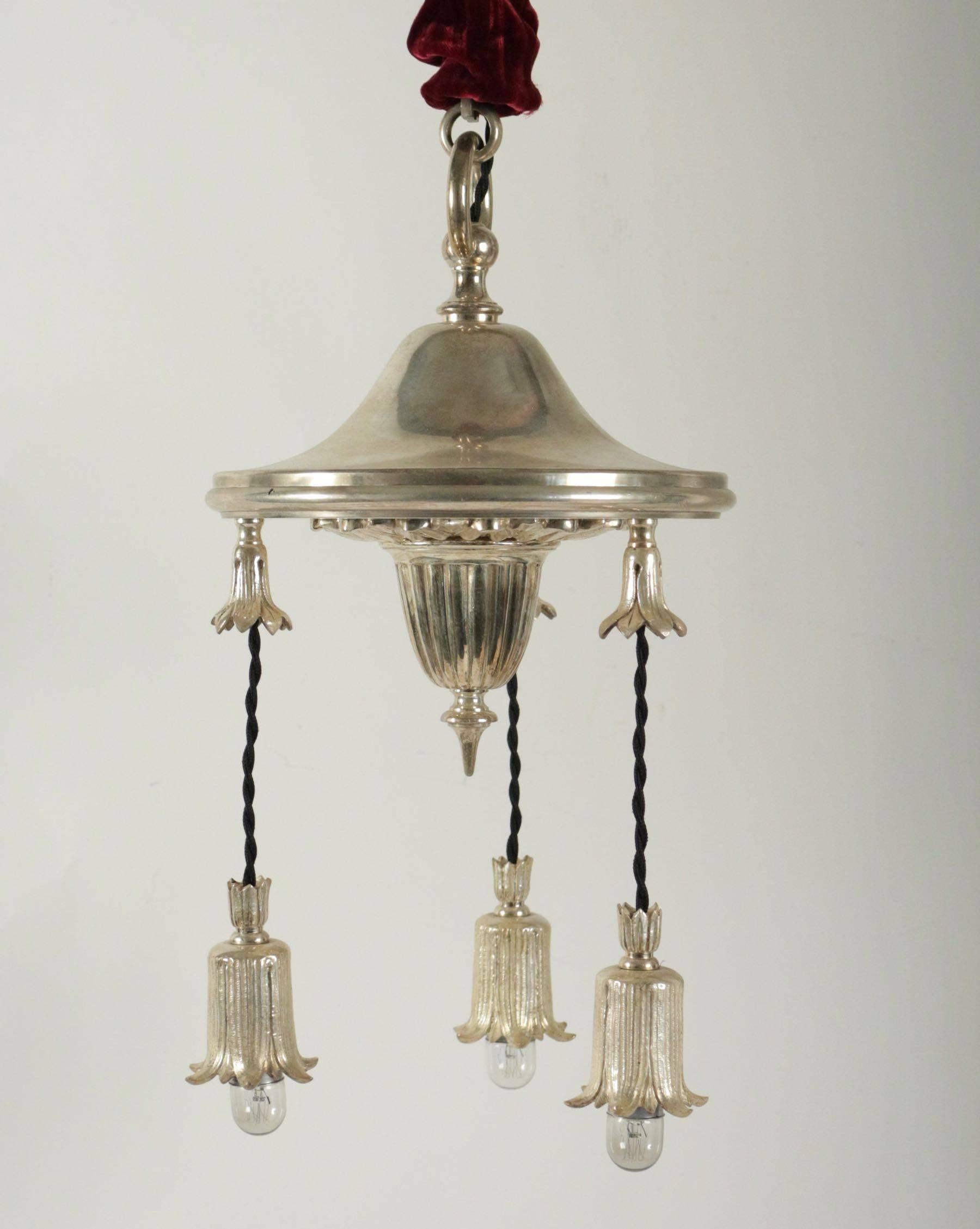 Very pretty French light fixture in silver plate from the end of the 19th century. Three lights. Measures: 45cm high x 22 cm deep.
 
