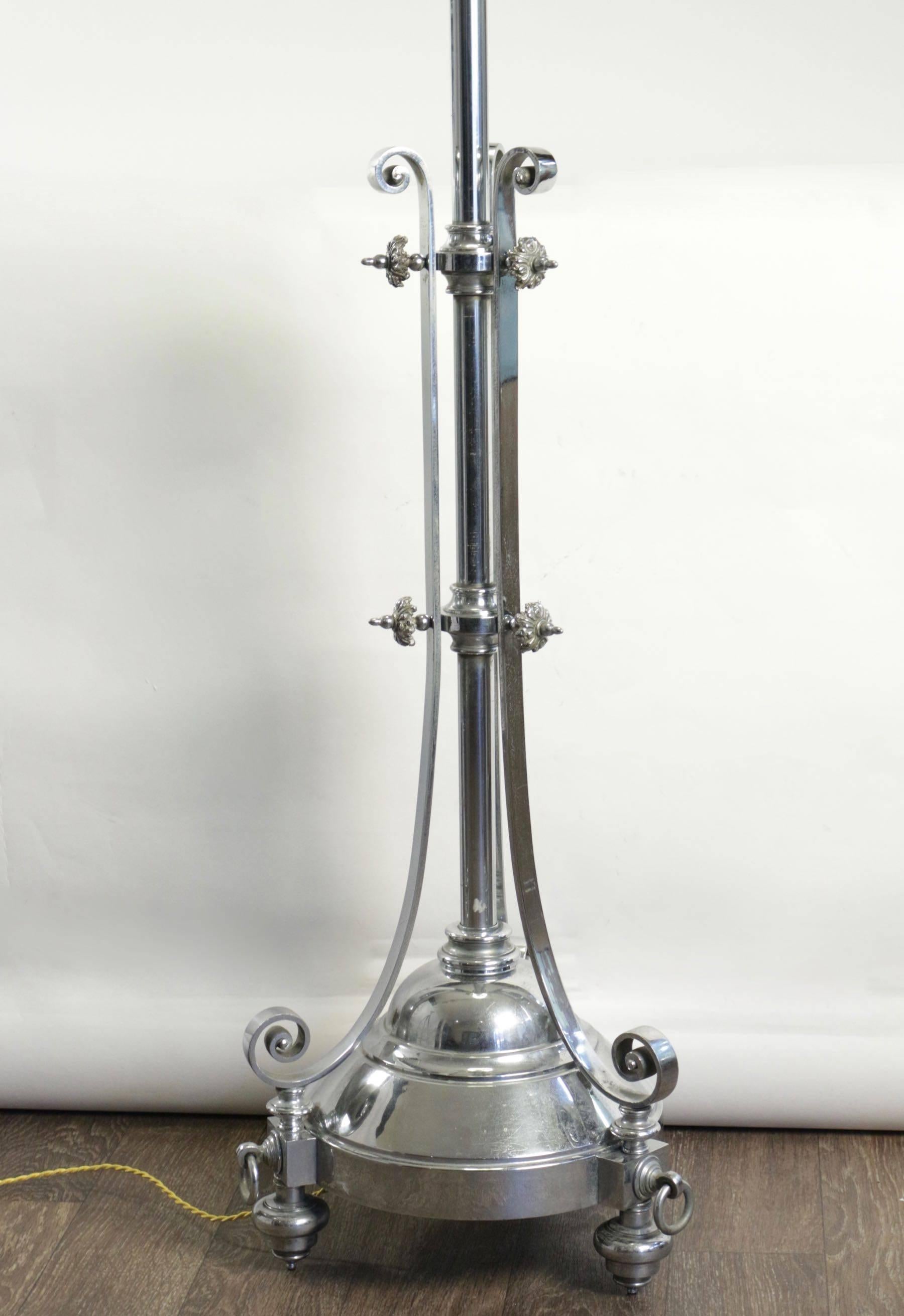 Floor standing lamp in chrome from the beginning of the 20th century in the style of Louis XVI.
