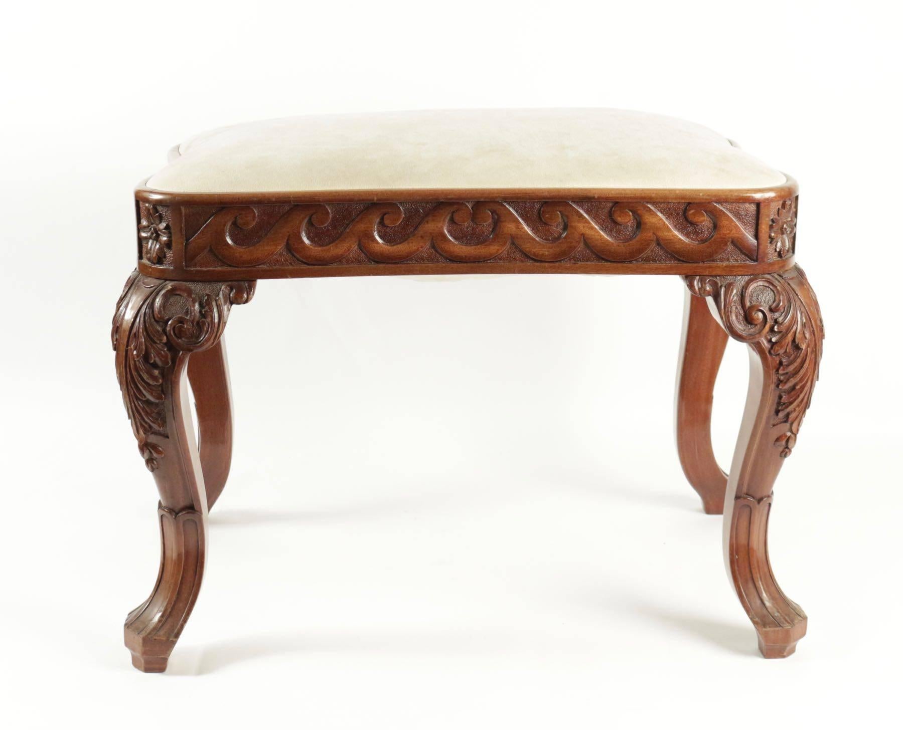 English footstool in solid mahogany from the beginning of the 20th century.
                  