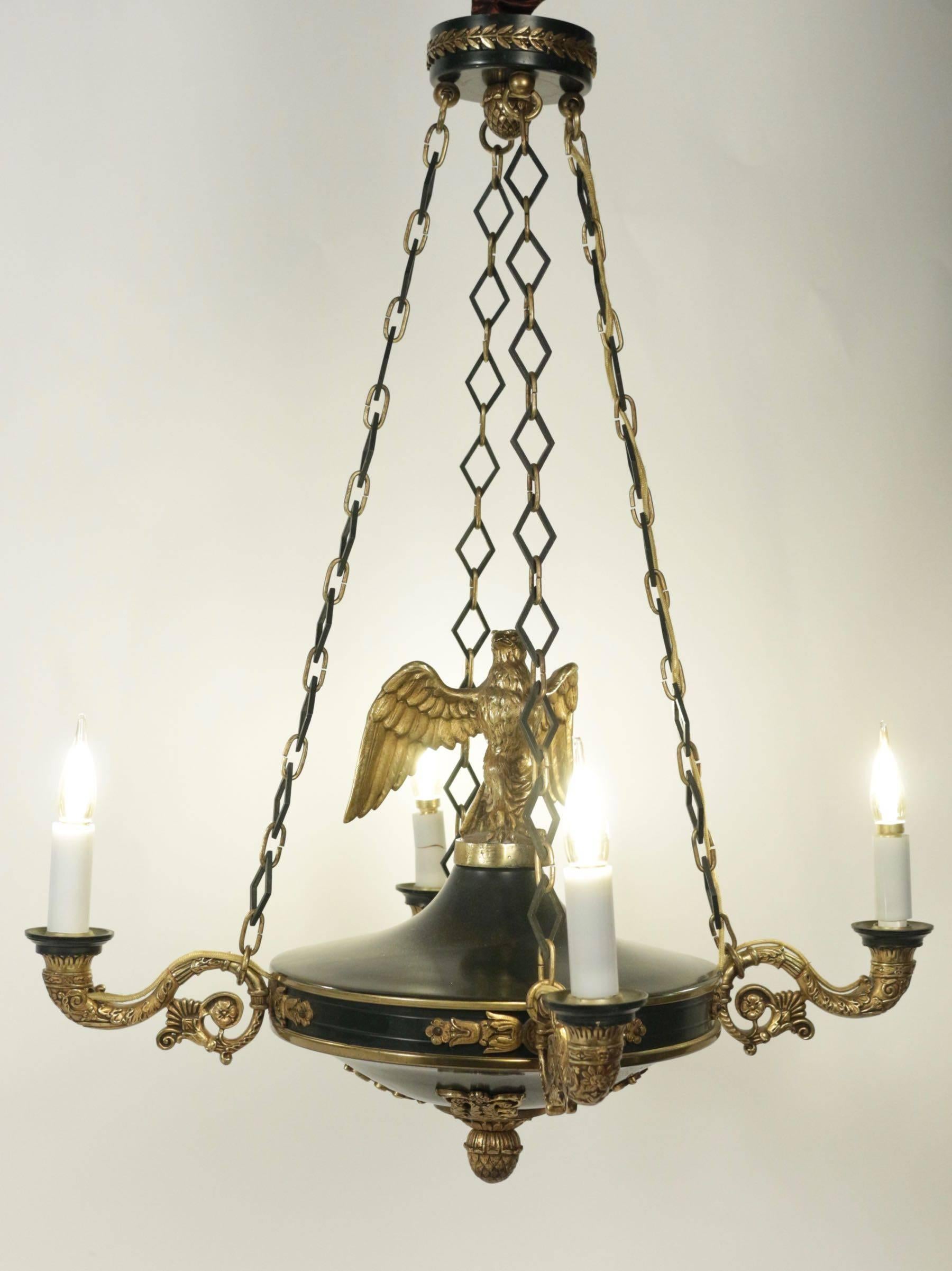 Chandelier Empire style with an eagle in gold gilt bronze, 19th century. Four arms.
    