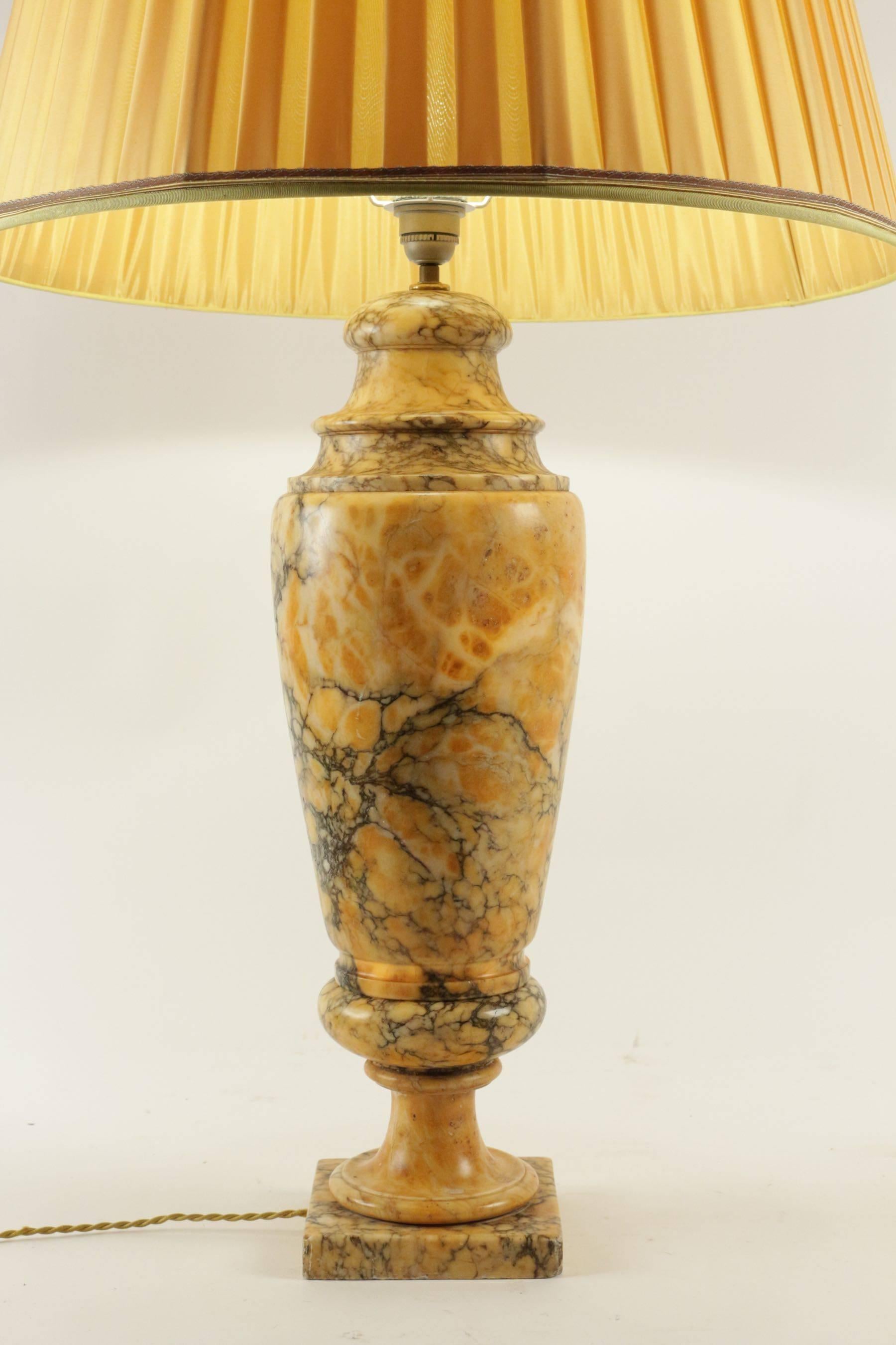 Important alabaster lampe illuminated in the interior and exterior, beginning of the 20th century.
 
