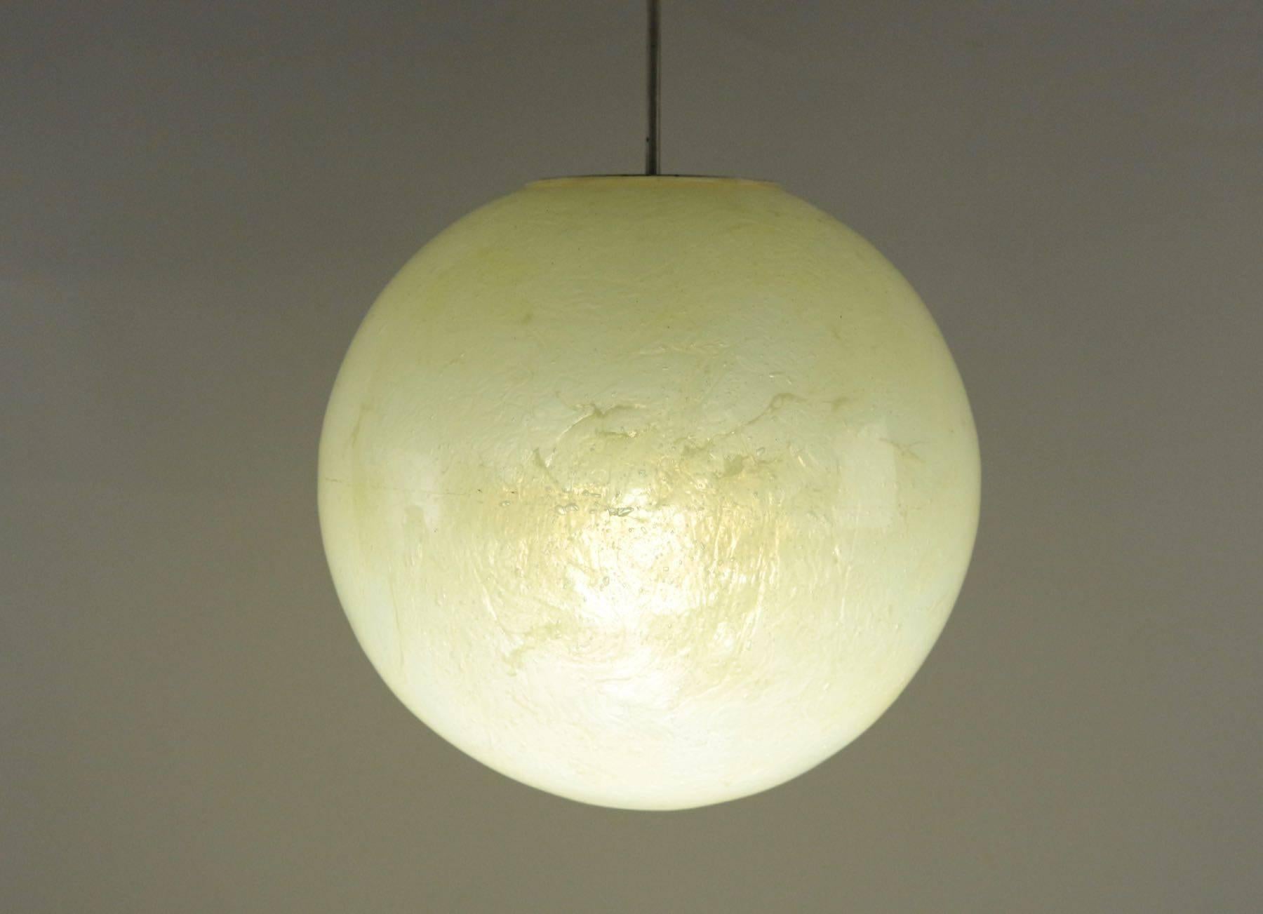 Ceiling Light Fixture from the 1960s in Opalescent Resin In Excellent Condition In Saint-Ouen, FR
