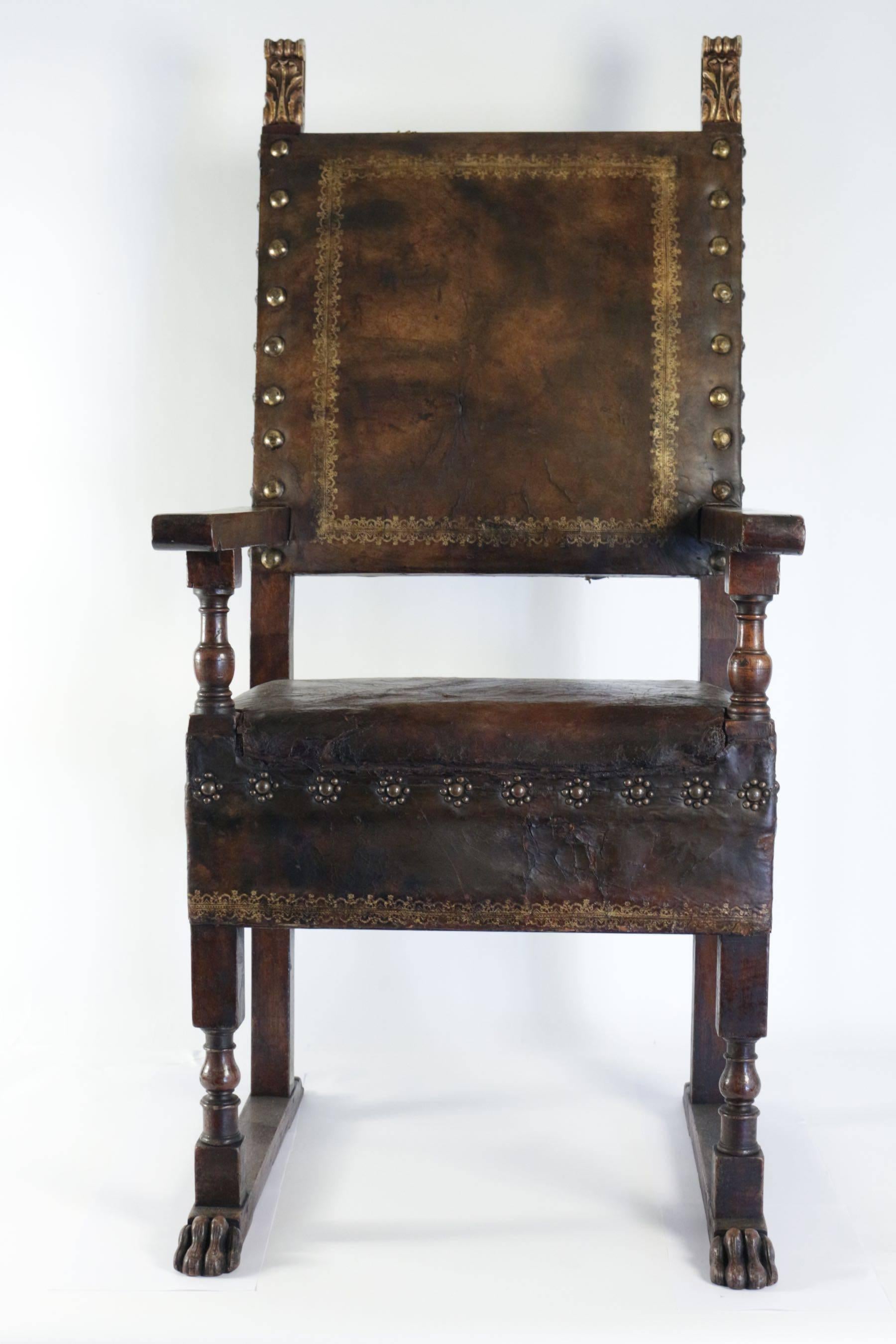 Important armchair in the style of Louis XIII in walnut and original leather, 19th century. Very decorative.
  