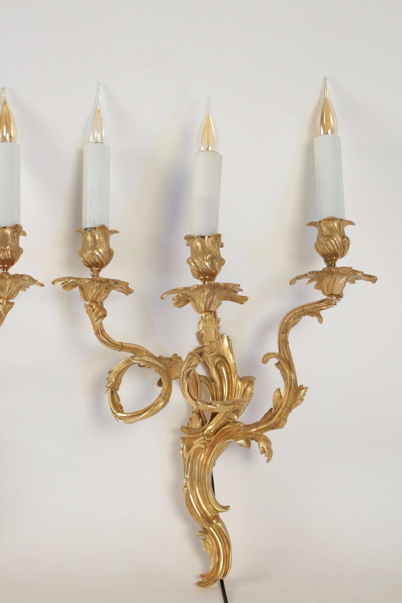 Pair of sconces in gold gilt bronze Louis XV style, 19th century. Candlesticks in opaline. Three lights. Measures: H 51cm, L 33cm, P 21cm.

 