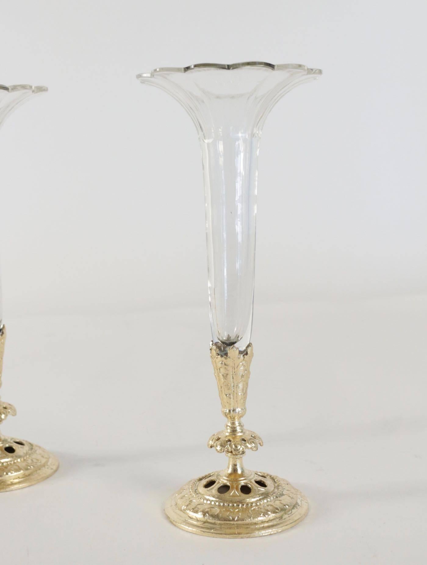 Français Paire de vases à bourgeons, Cristal et bronze doré et feuille d'or en vente