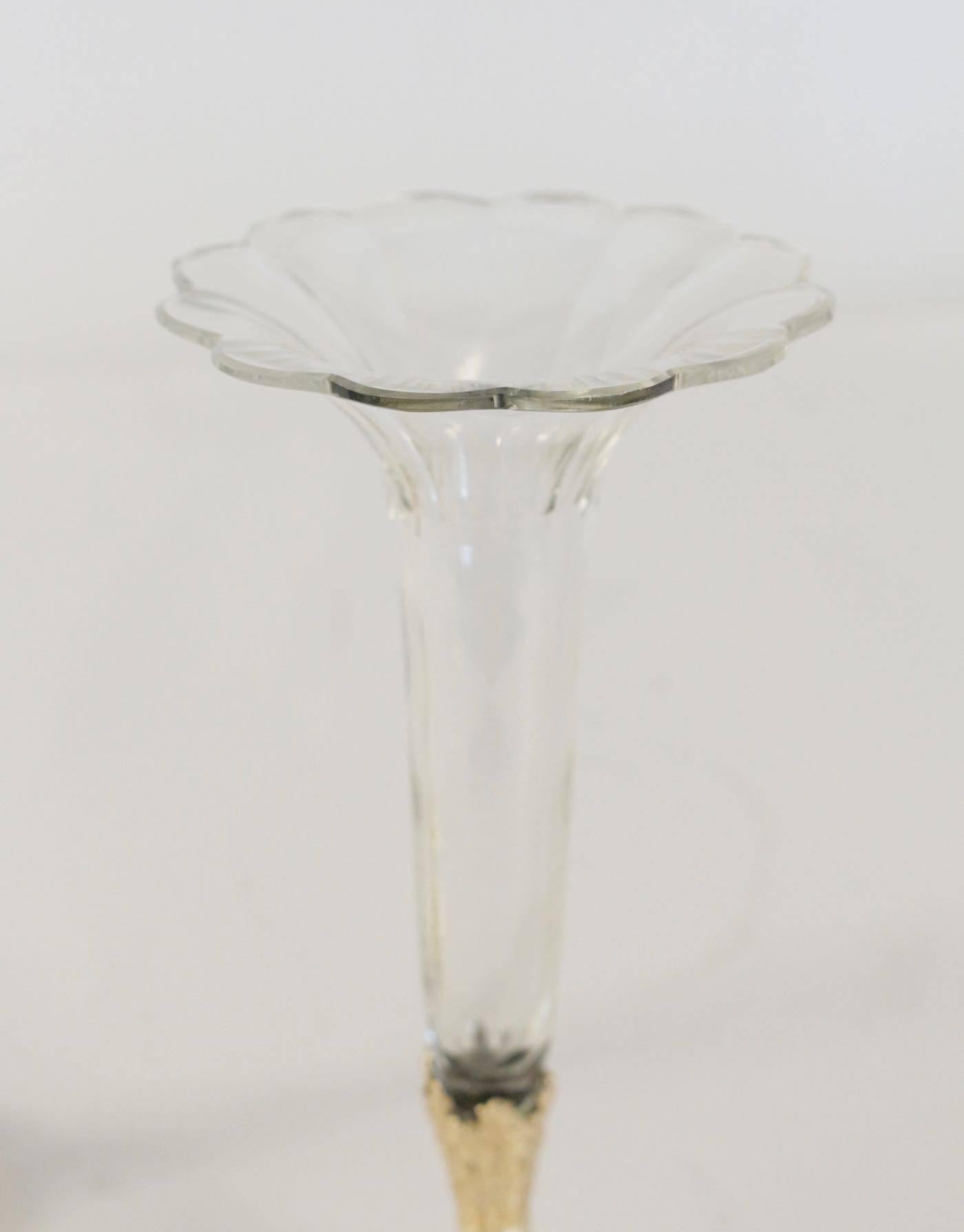 Bronze Paire de vases à bourgeons, Cristal et bronze doré et feuille d'or en vente