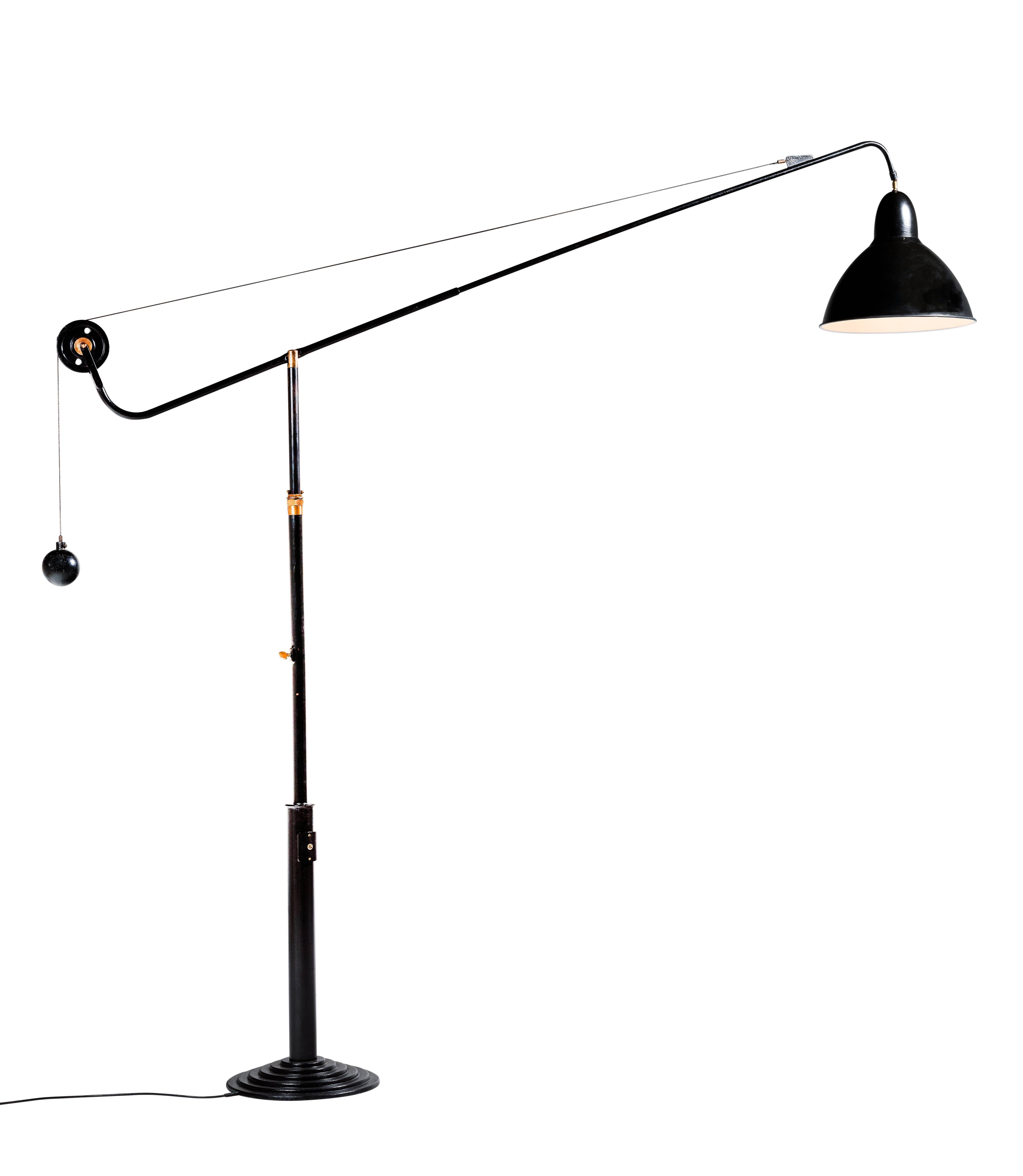 Architect lamp, model 1900 on stand, telescopic, turning at 340 °, low height: 204cm, maximum height: 247cm, width 250cm, diameter shade 47cm.
 