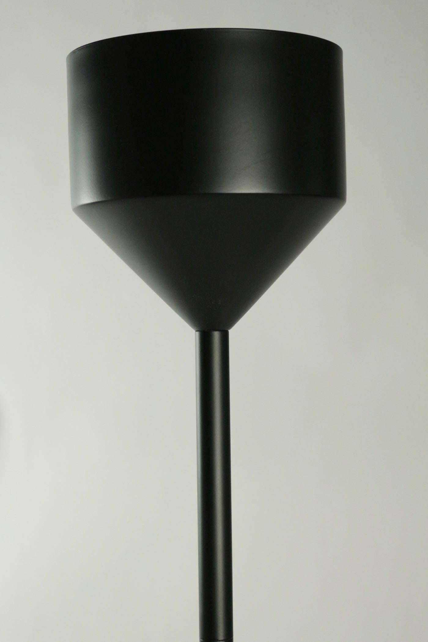 Lámpara de pie moderna de metal pintado. 
Medidas: A 183 cm, P 20 cm.