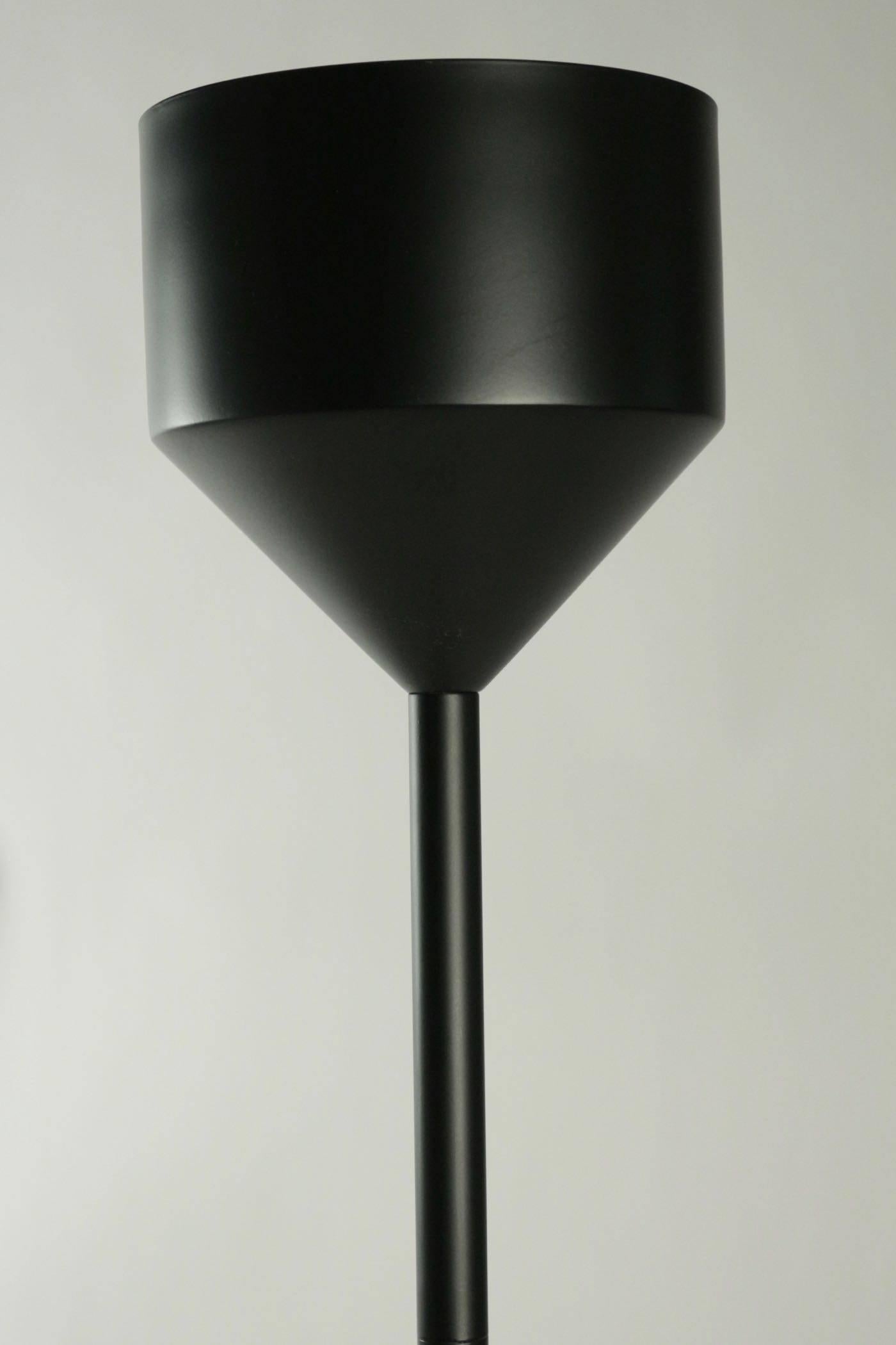 Moderne Stehlampe aus lackiertem Metall. 
Maße: H 183cm, T 20cm.