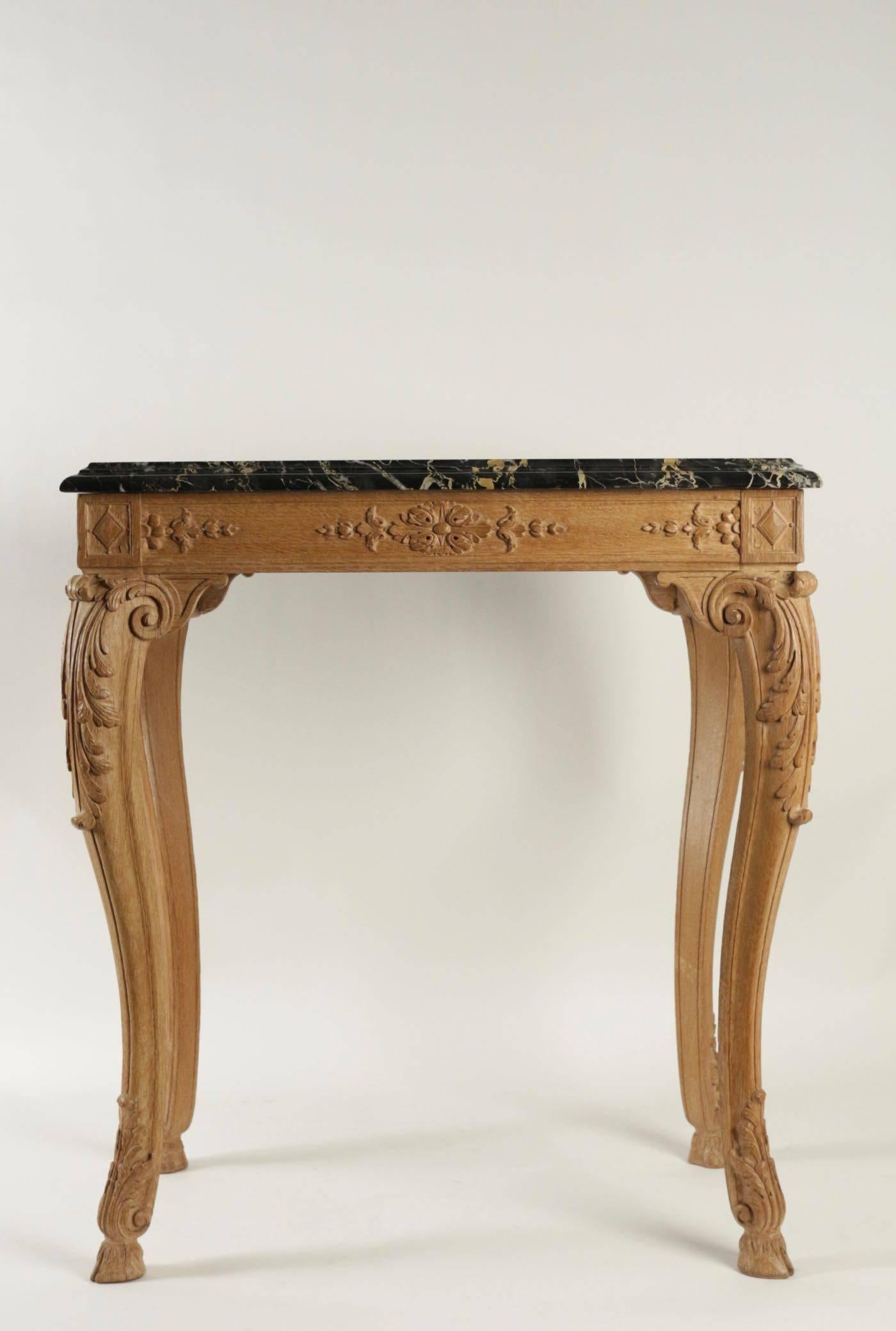 Oak hand-carved gueridon table in the style of Louis XV, marble-top, 20th century.
   