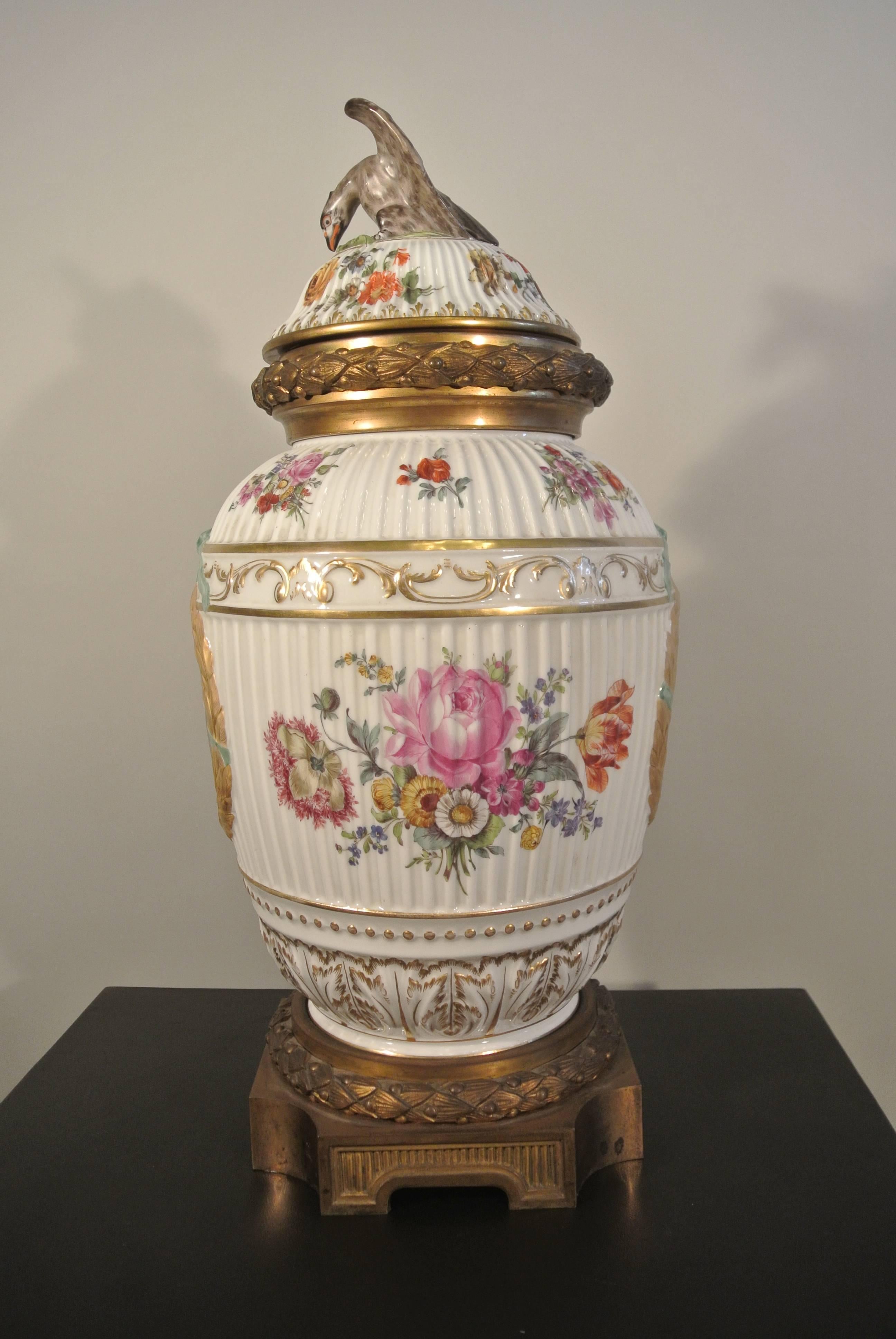 Covered porcelain bronze on gilded bronze base from the 19th century.
 