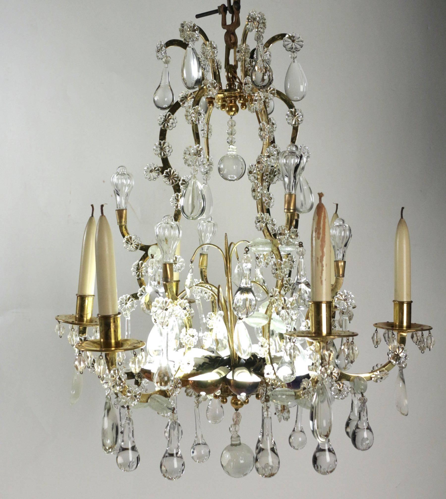 Lampadario in stile Luigi XV con cristalli del XIX secolo di splendida fattura e dettaglio con una luce indiretta.