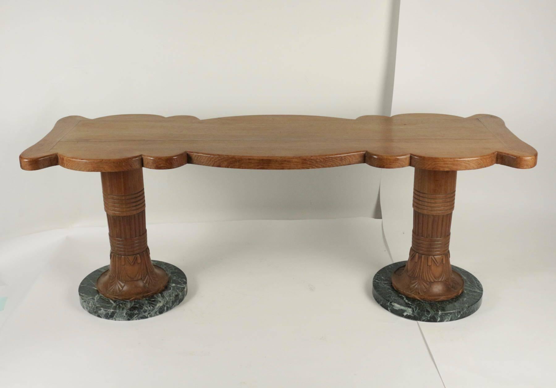 Table basse des années 1930 en bois et marbre.
 