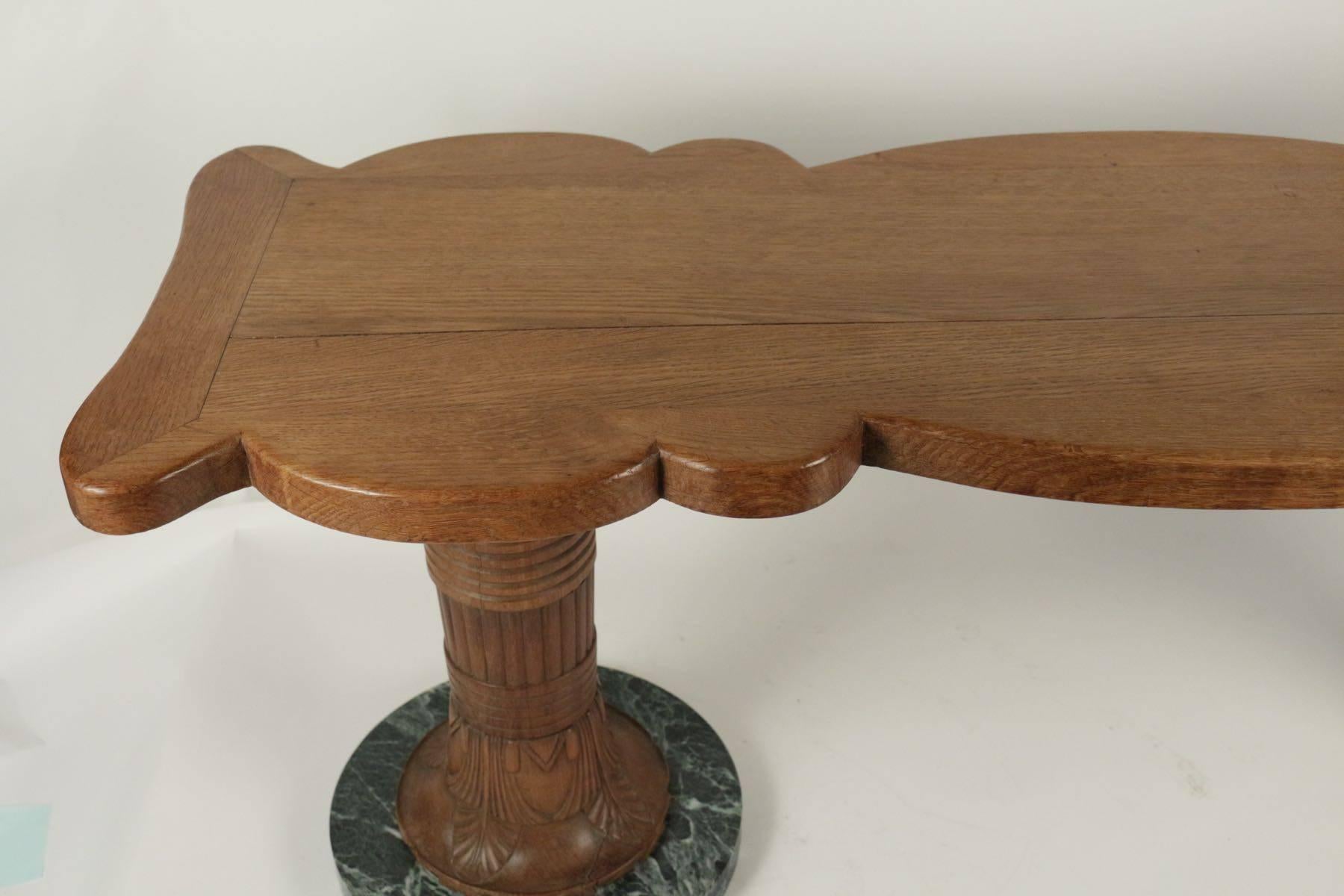 Français Table basse des années 1930 en bois et marbre en vente