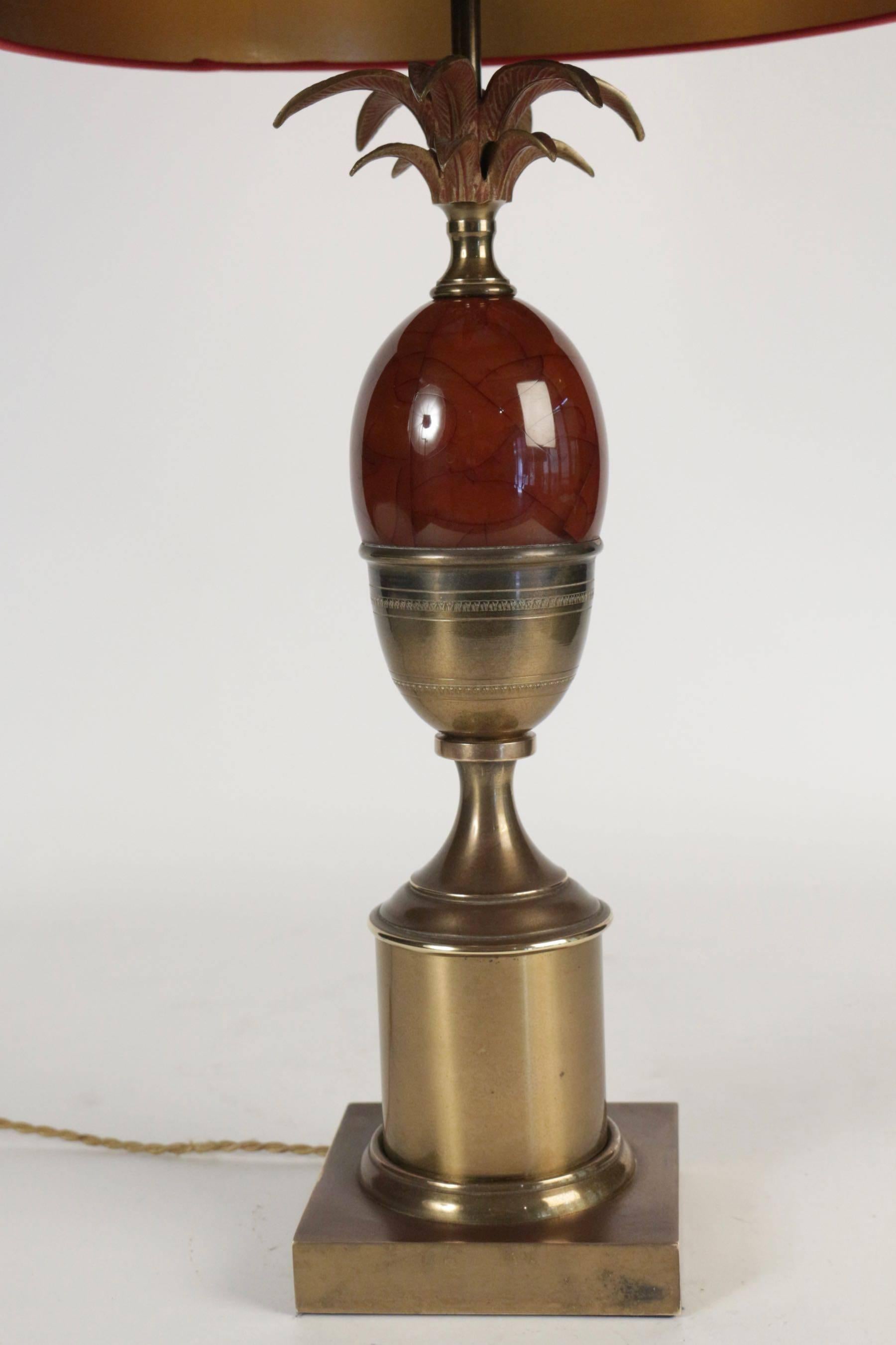 Mid-Century Modern 1960s red lamp in brass and resin in the style of Maison Charles.
 