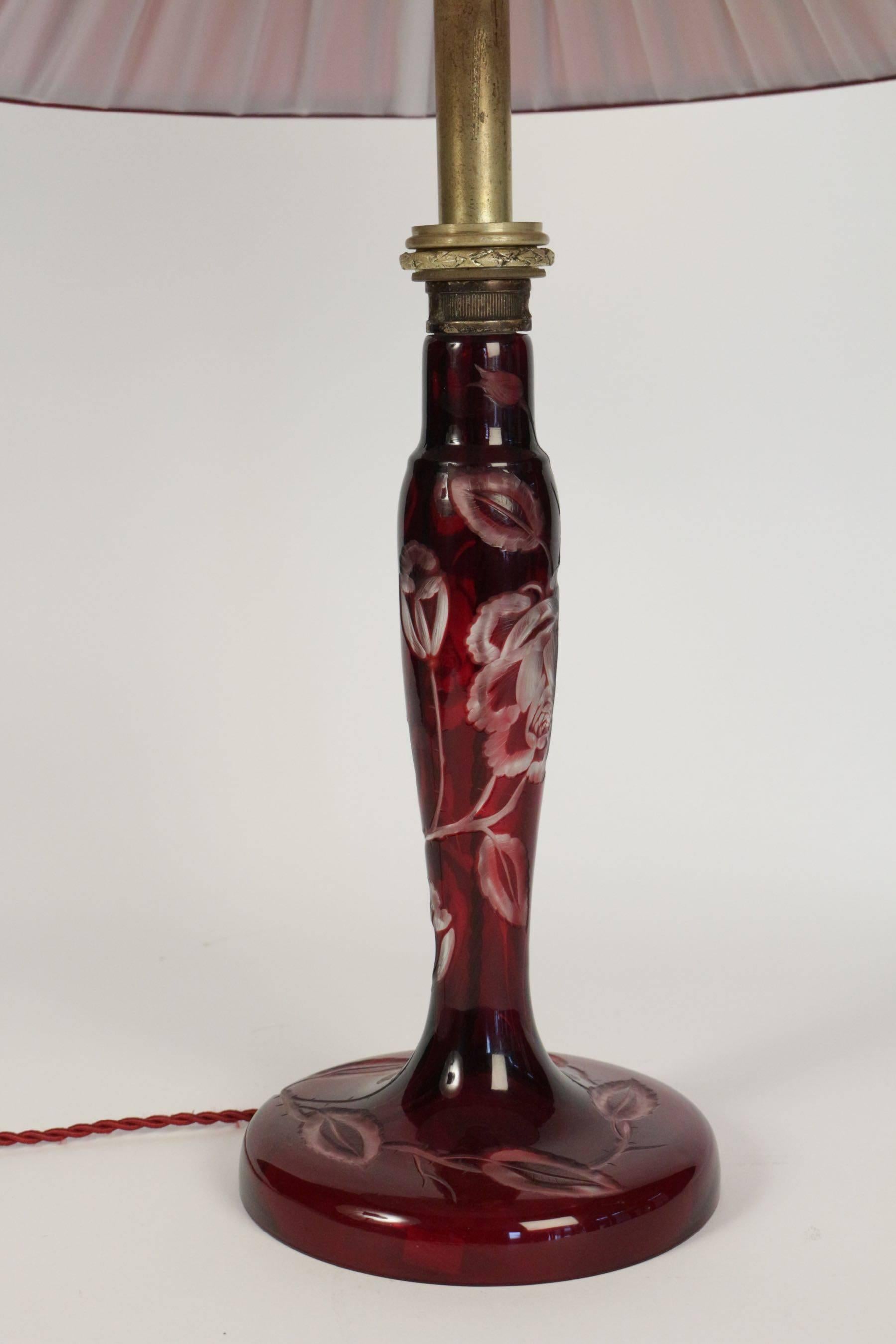 French Beautiful Art Nouveau Table Lamp in Etched Burgundy Colored Glass, circa 1900