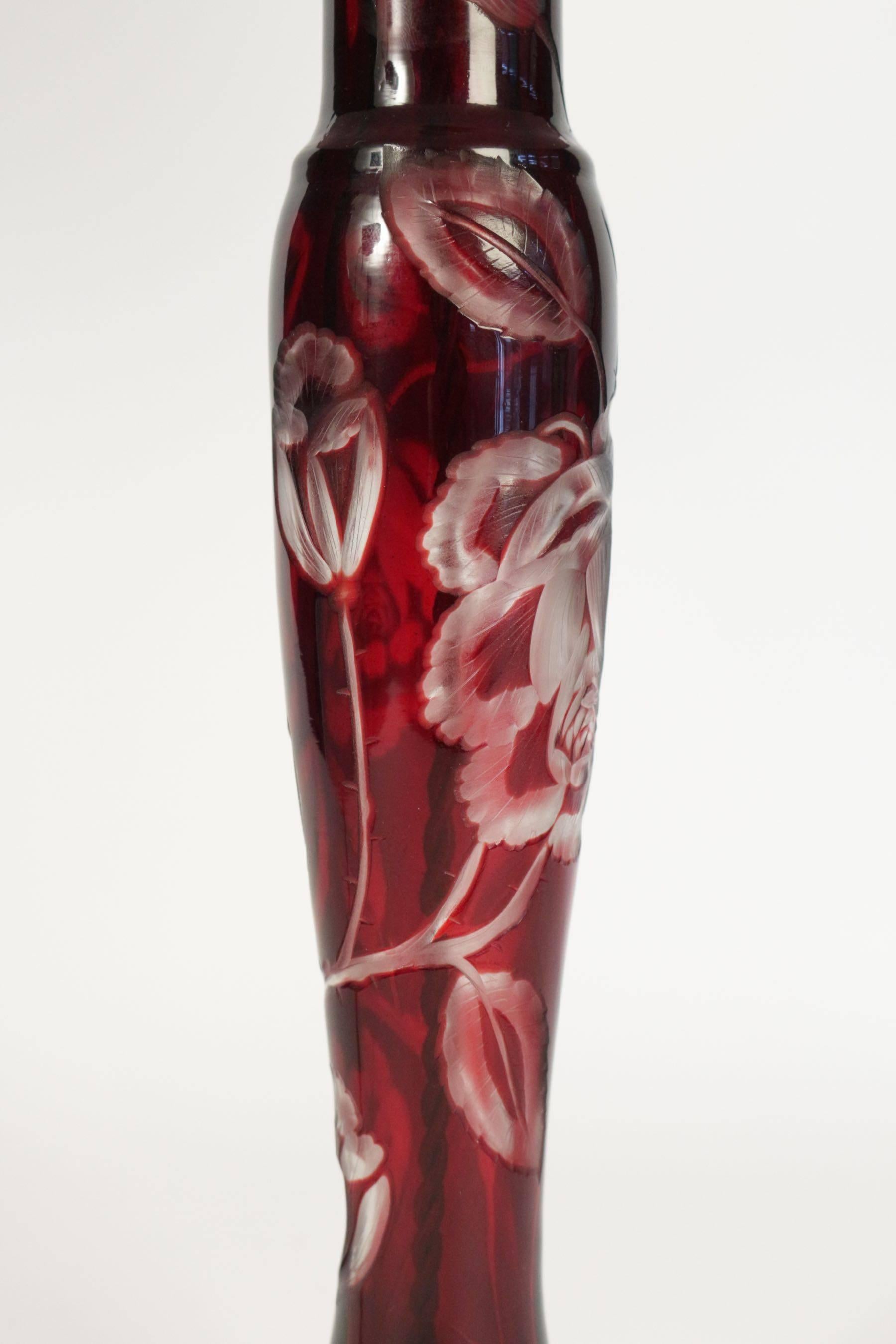 Beautiful Art Nouveau Table Lamp in Etched Burgundy Colored Glass, circa 1900 In Excellent Condition In Saint-Ouen, FR