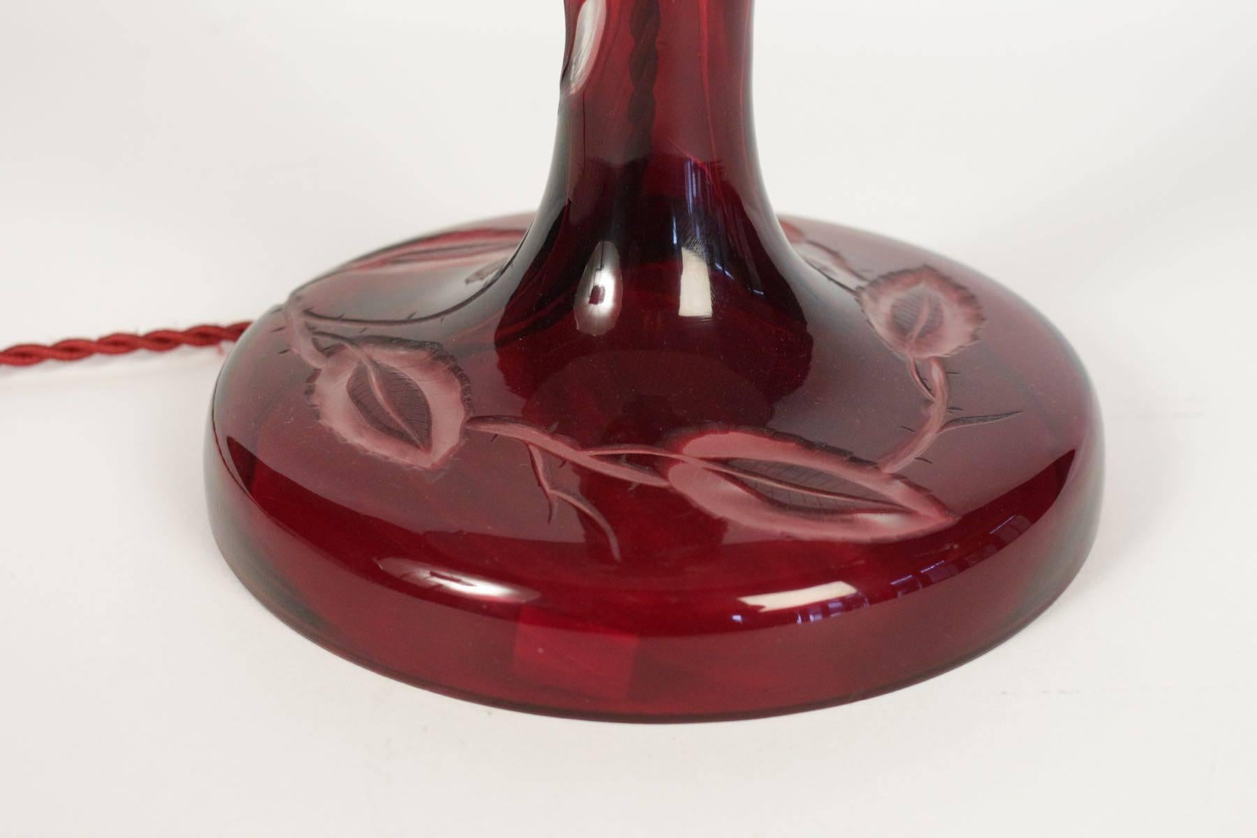 20th Century Beautiful Art Nouveau Table Lamp in Etched Burgundy Colored Glass, circa 1900