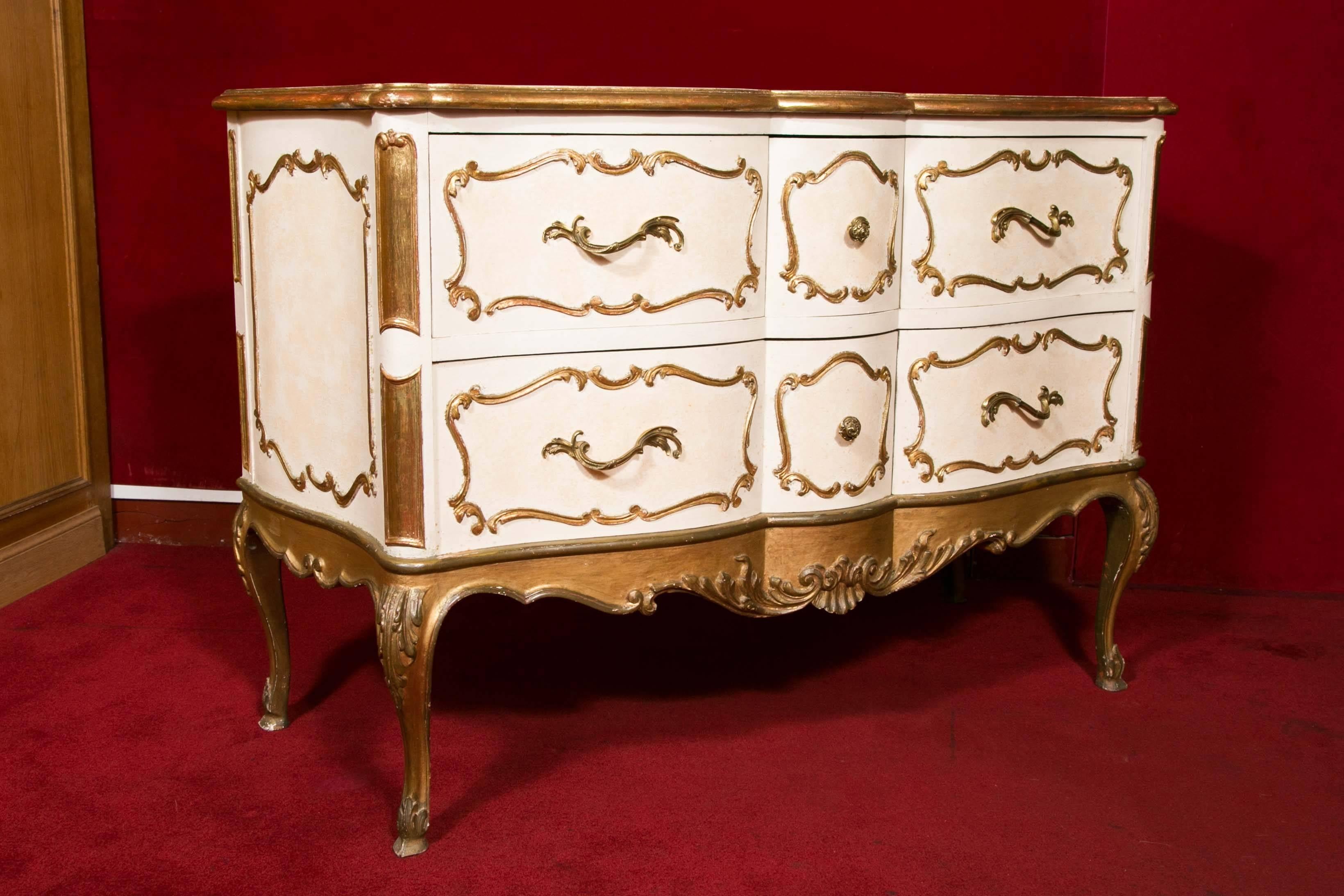 Italian Commode from the 1950s, Painted and Gilded, Very Well-Made In Good Condition For Sale In Saint-Ouen, FR