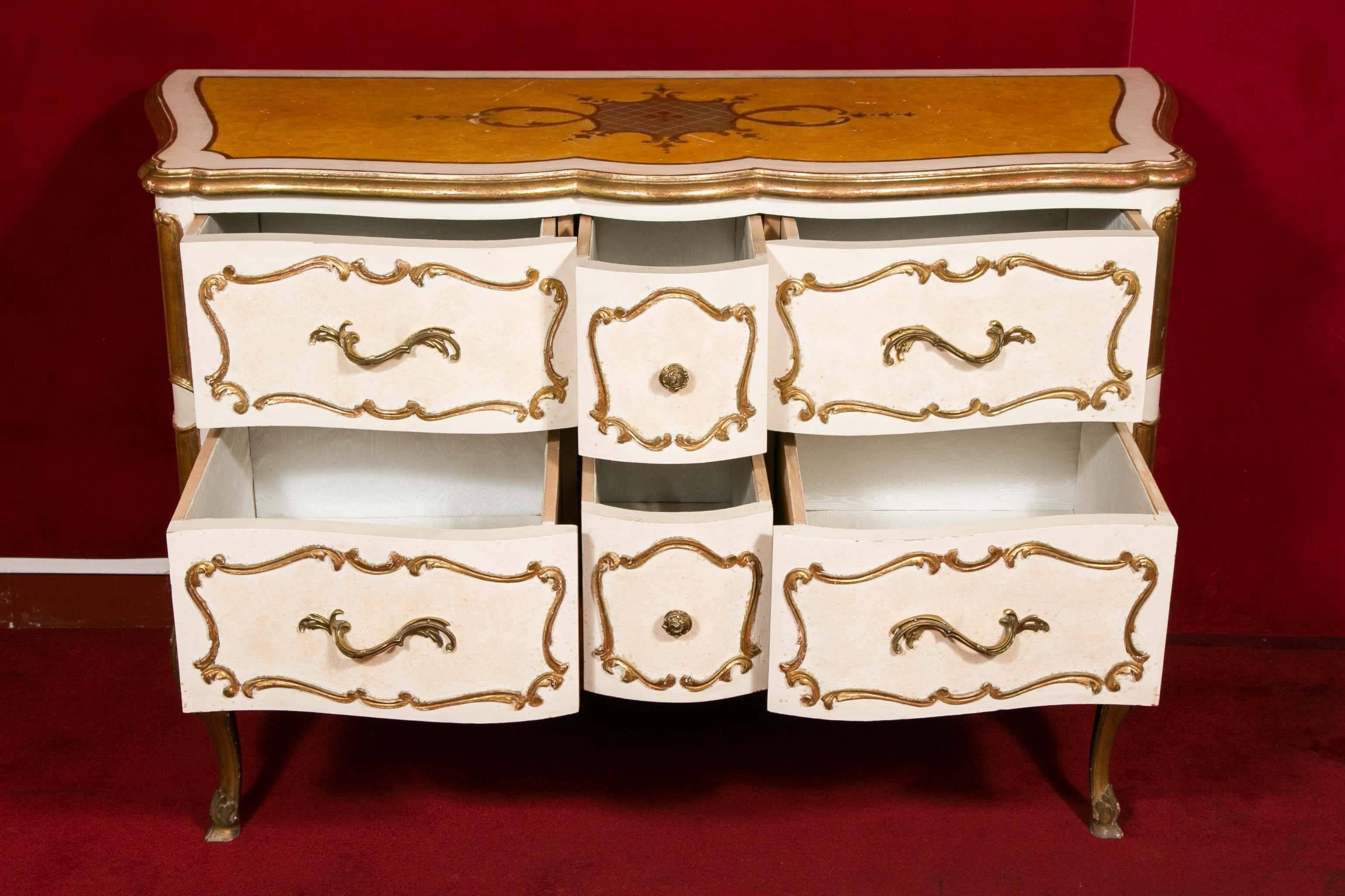 Italian Commode from the 1950s, Painted and Gilded, Very Well-Made For Sale 1