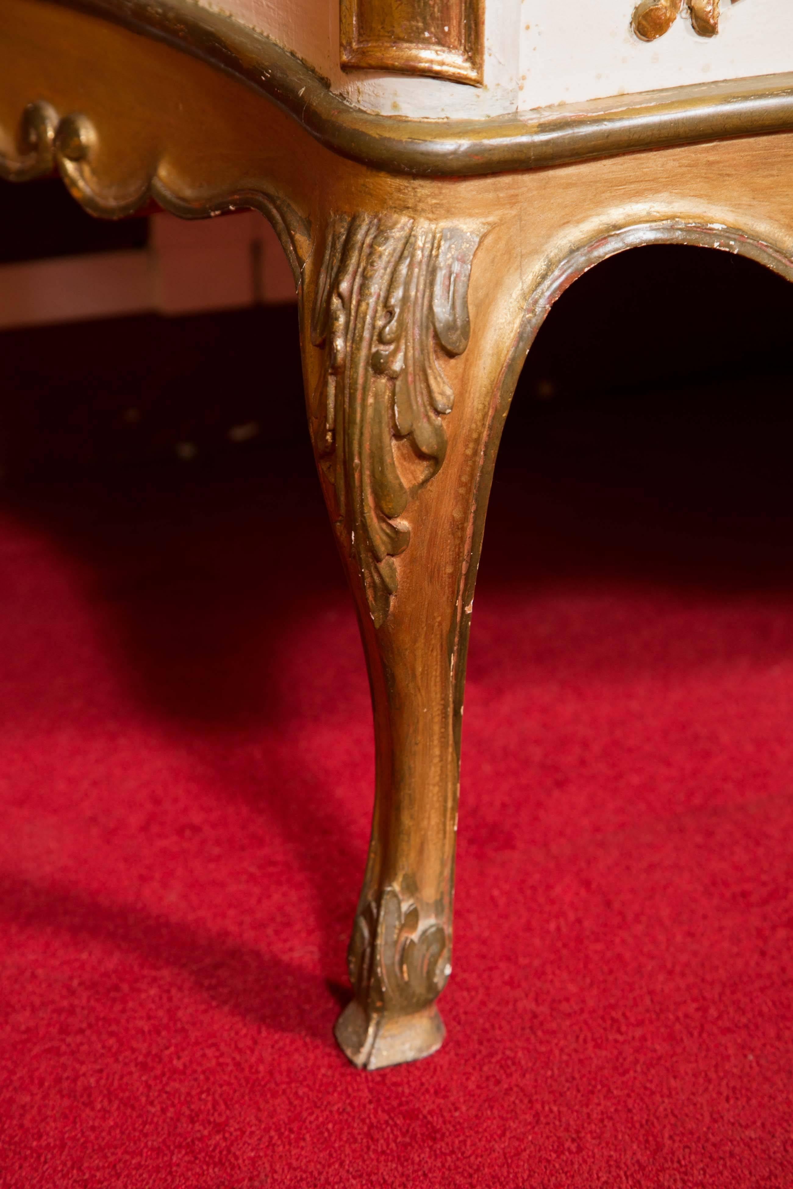 Italian Commode from the 1950s, Painted and Gilded, Very Well-Made For Sale 2