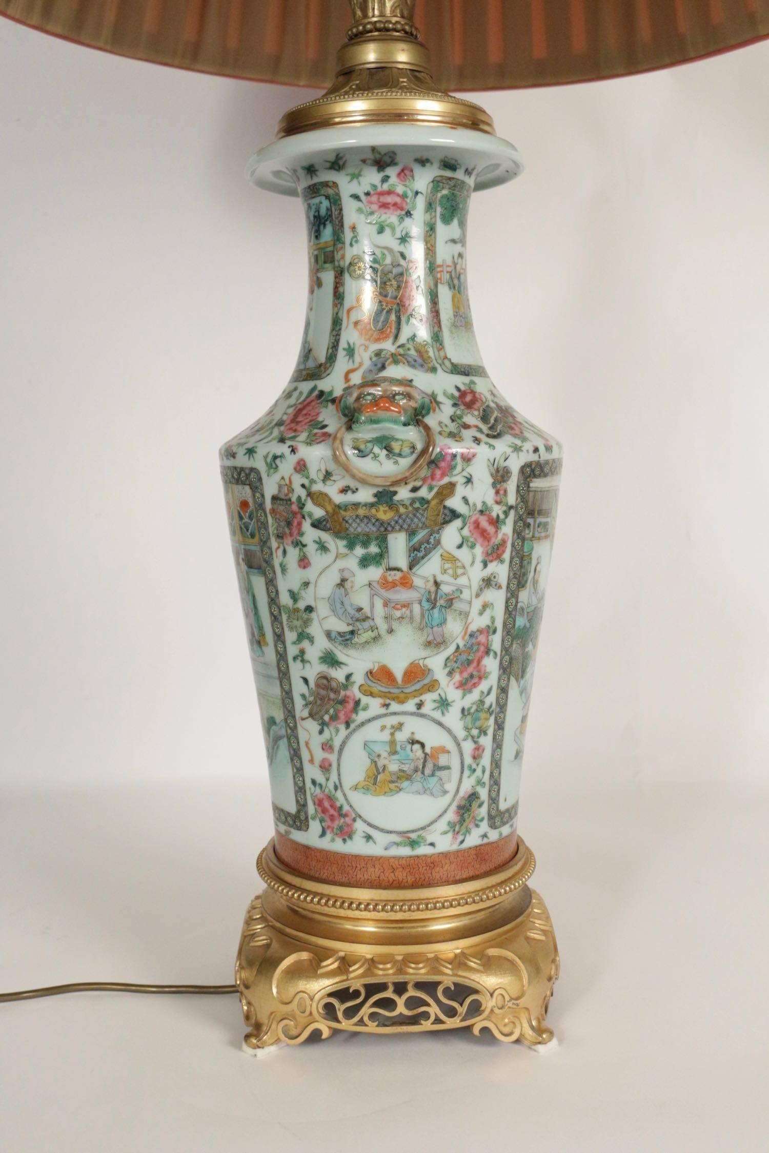 Importante lámpara china de principios del siglo XX montada sobre bronce dorado. 
Altura: 116 cm, Profundidad: 60 cm 
